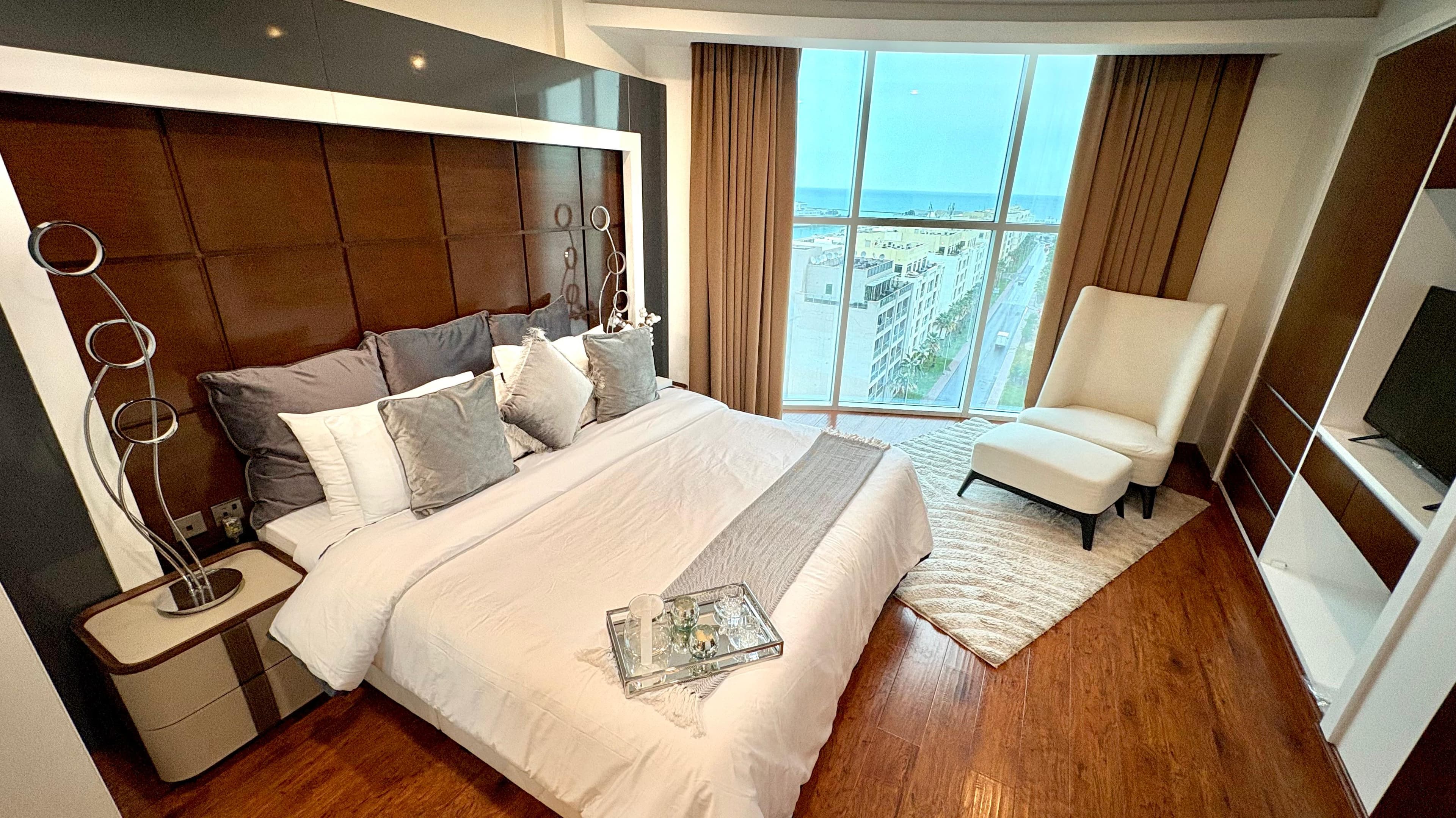 Stylish 2BR Apartment with terrace and housekeeping