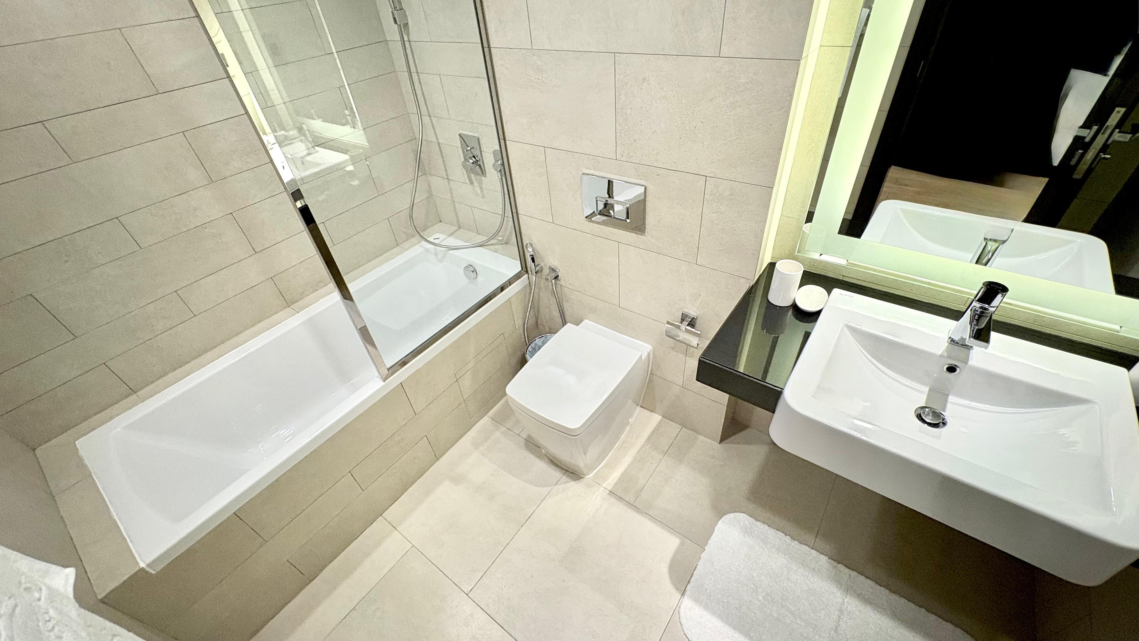 Modern 2BR Apartment | Pool, Gym & Covered Parking