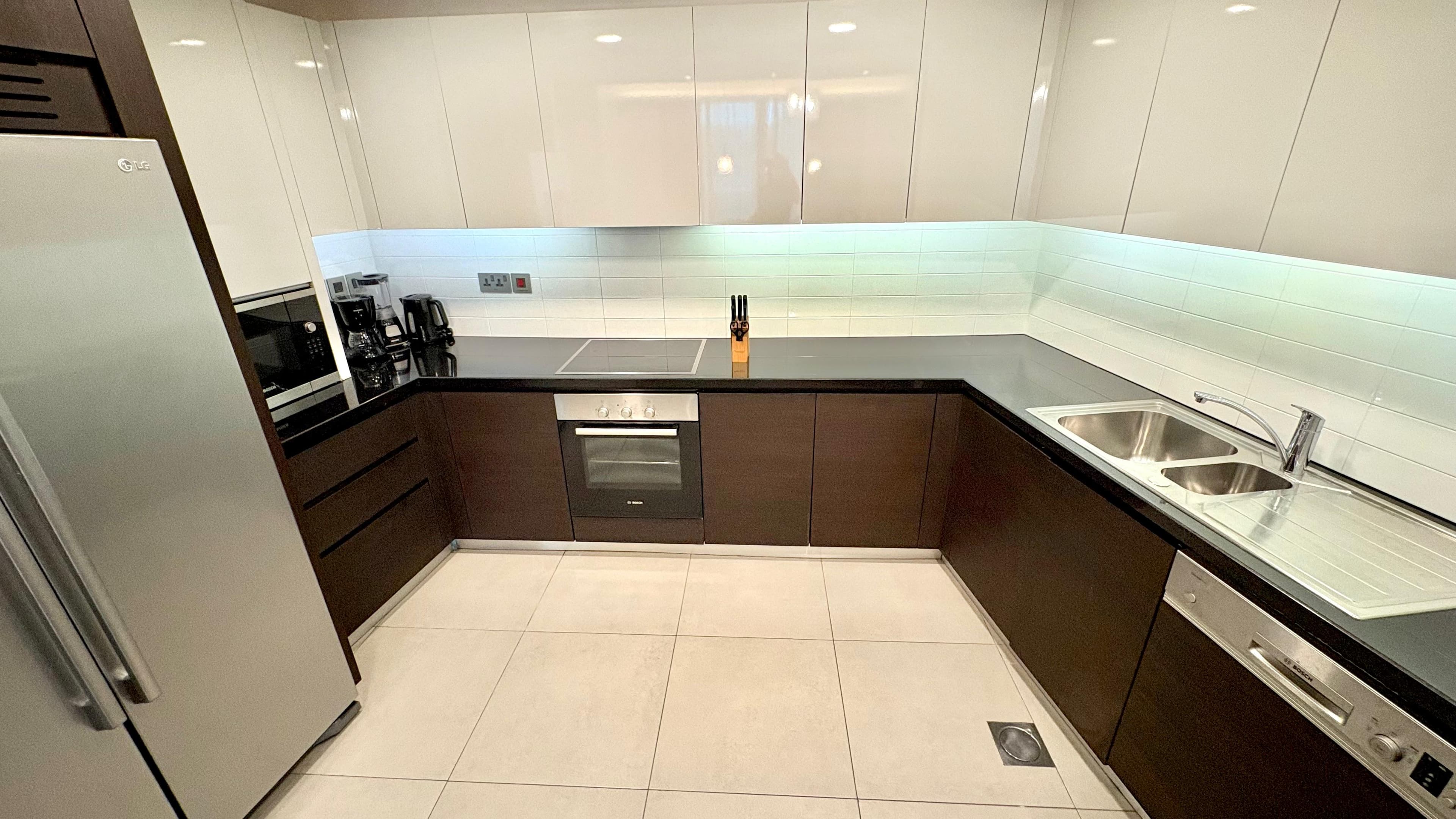 Modern 2BR Apartment | Pool, Gym & Covered Parking