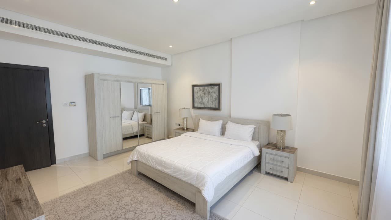 COMFORTABLE CITY LIVING | FREE WIFI | COVERED PARKING