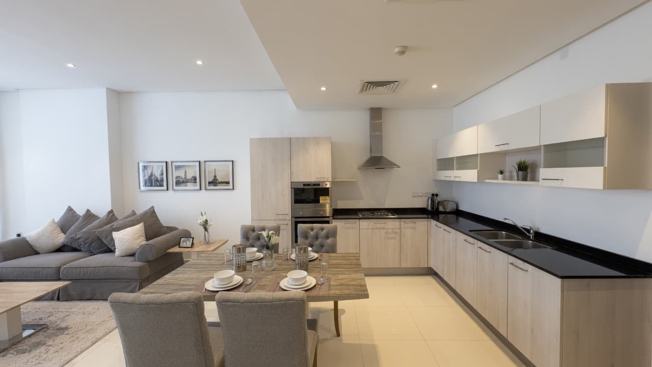 COMFORTABLE CITY LIVING | FREE WIFI | COVERED PARKING