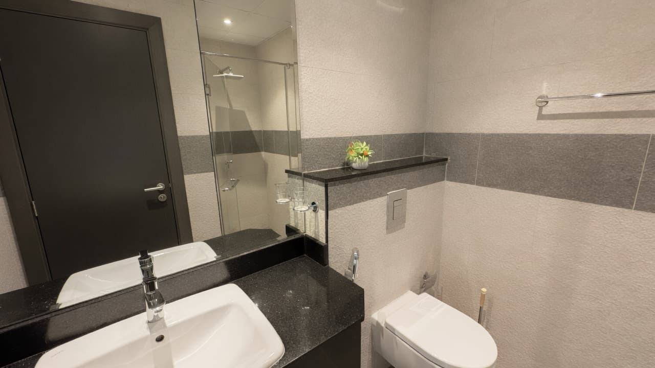 COMFORTABLE CITY LIVING | FREE WIFI | COVERED PARKING