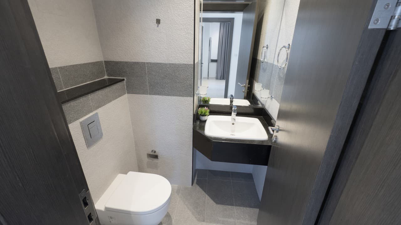 WELL-LOCATED ONE BEDROOM | COVERED PARKING | FREE WIFI