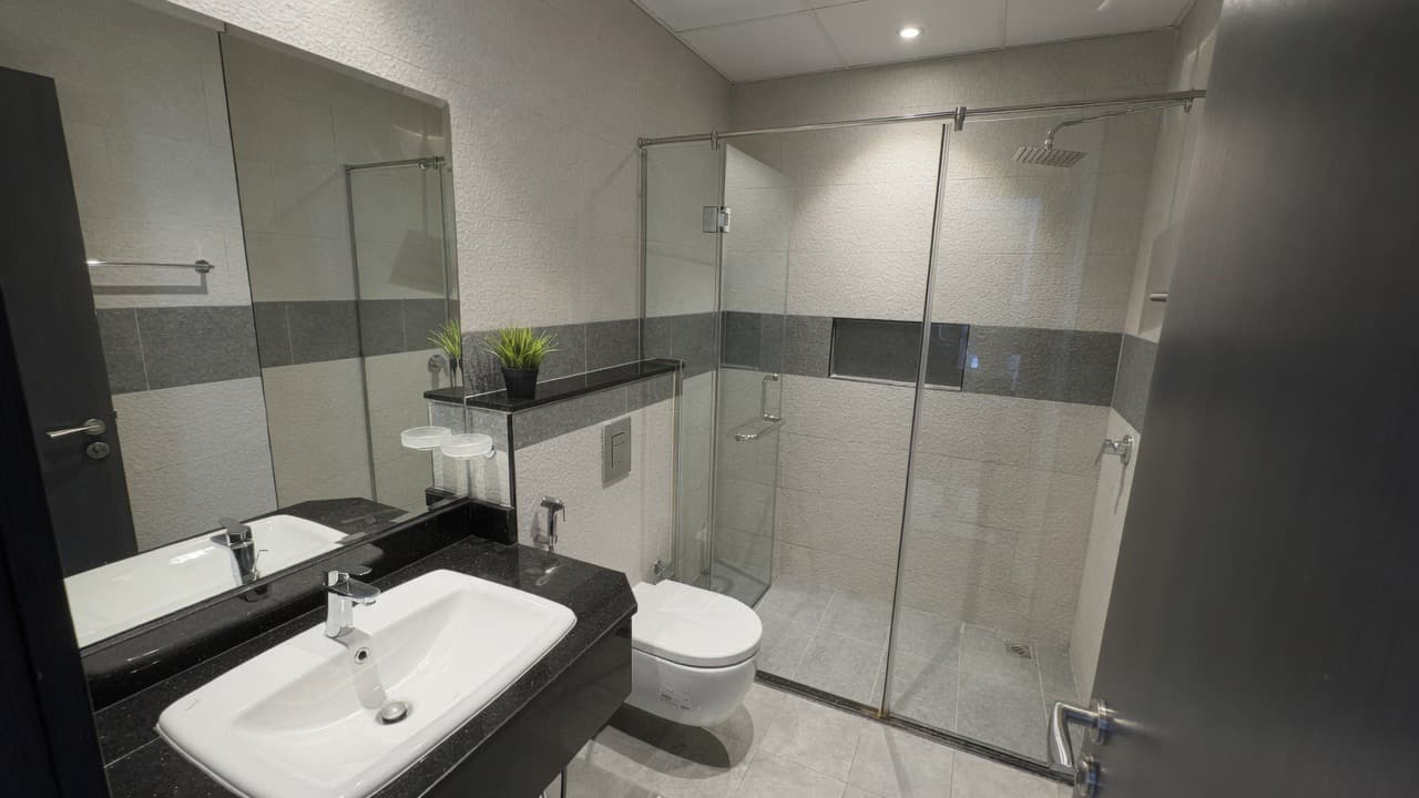 WELL-LOCATED ONE BEDROOM | COVERED PARKING | FREE WIFI