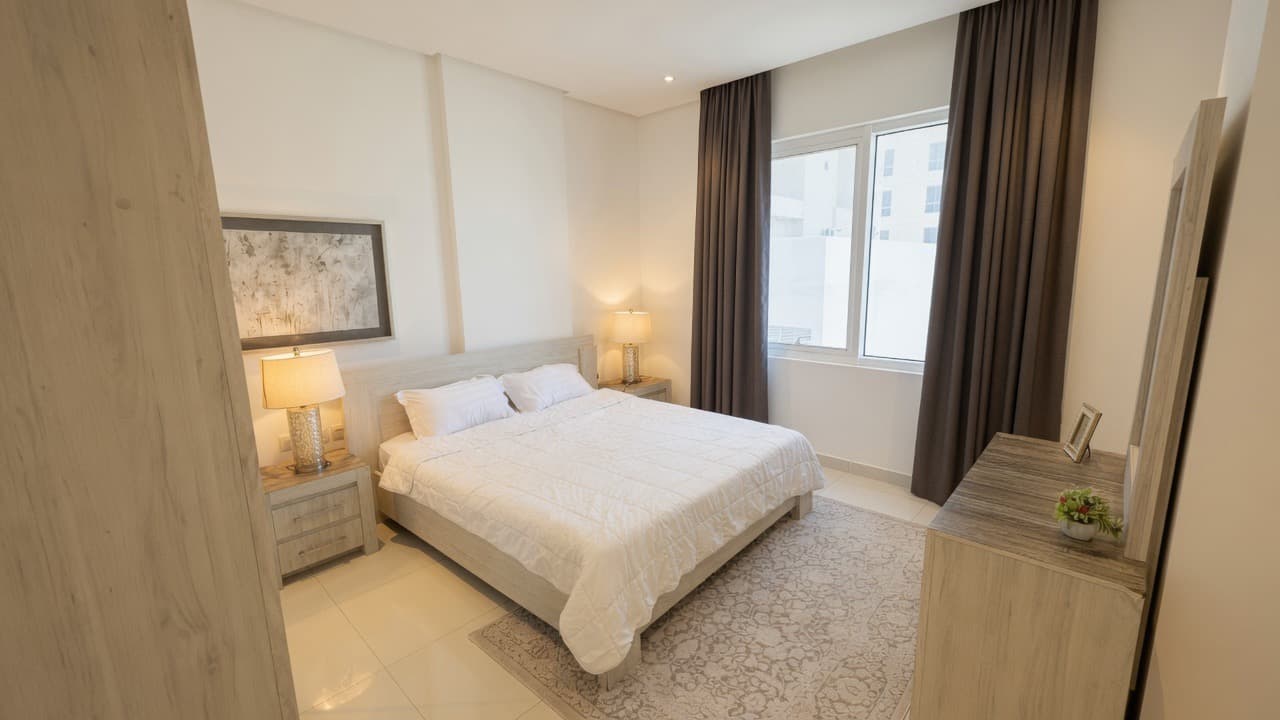 WELL-LOCATED ONE BEDROOM | COVERED PARKING | FREE WIFI