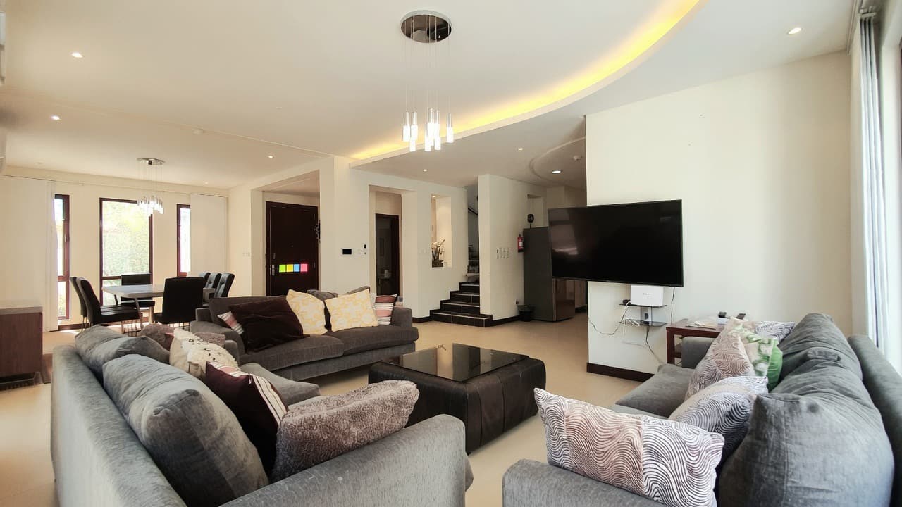 LUXURY FAMILY VILLA | FULLY FURNISHED | CORNER PLOT