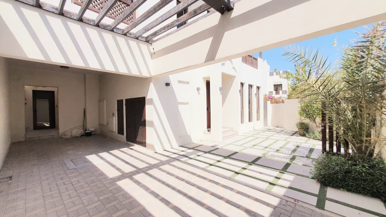 LUXURY FAMILY VILLA | FULLY FURNISHED | CORNER PLOT