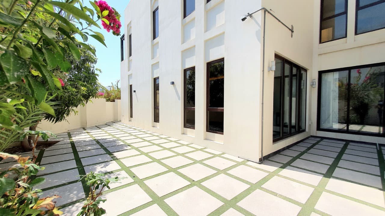 LUXURY FAMILY VILLA | FULLY FURNISHED | CORNER PLOT