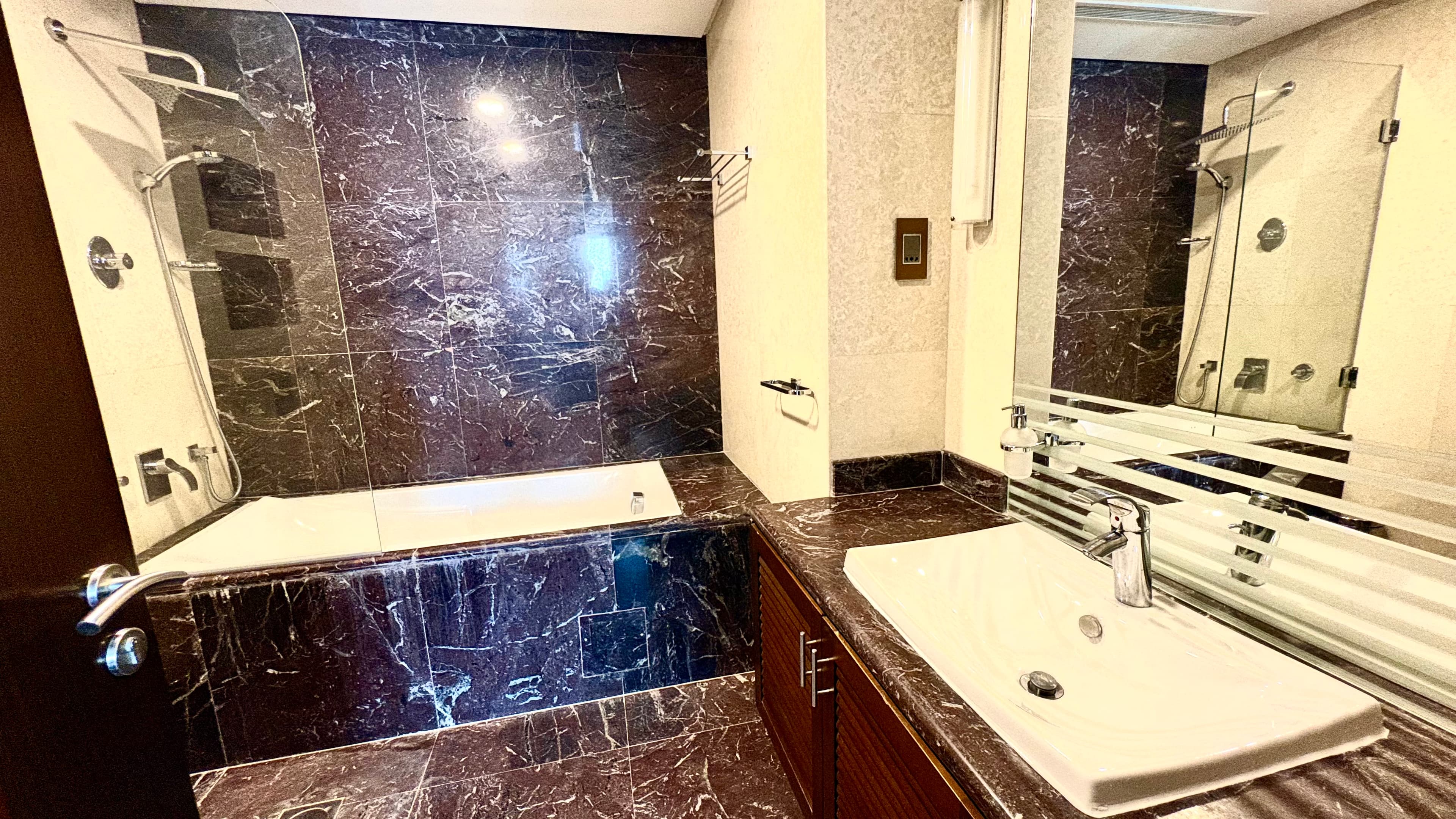 Premium 1BR Sea View Apartment in Reef Island