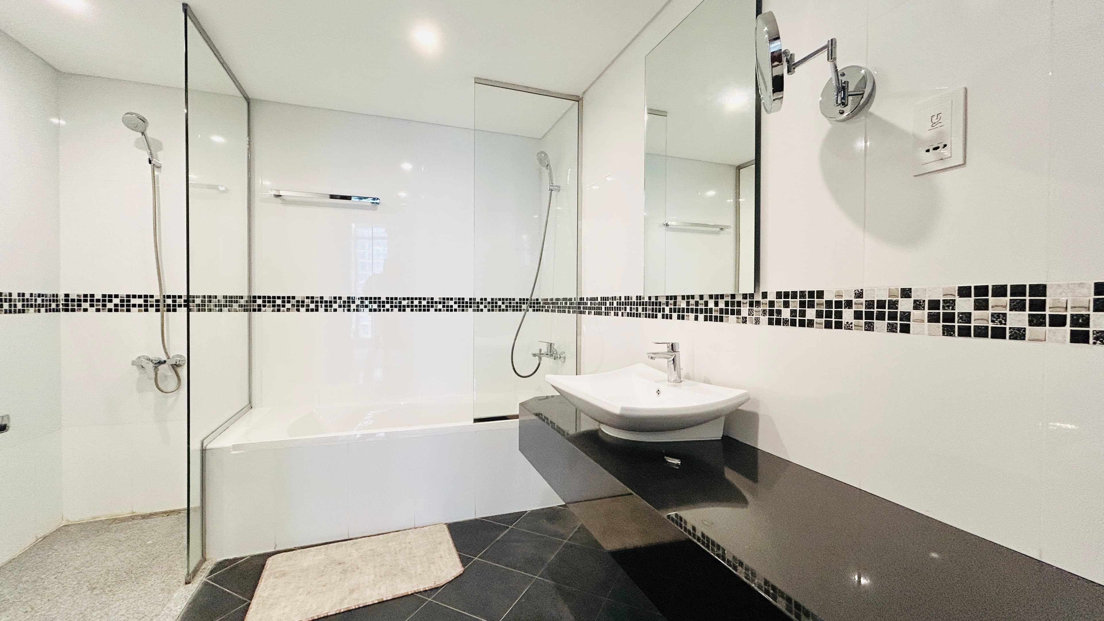 MODERN | SPACIOUS ROOMS | PARTIAL SEA VIEW