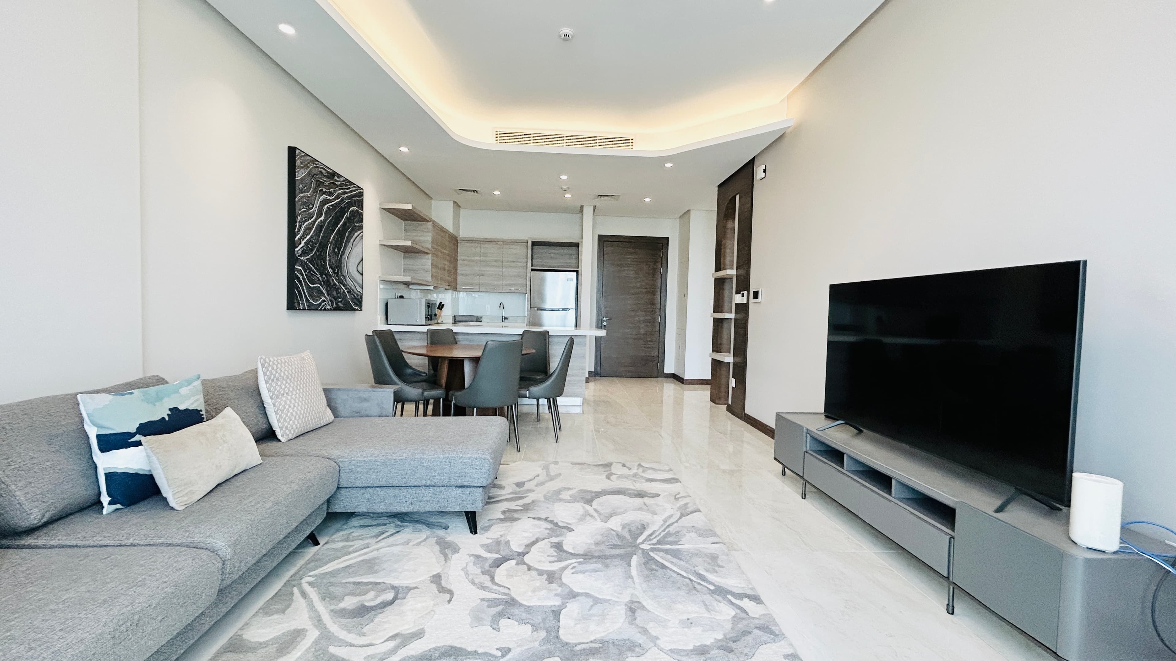 MODERN | CITYVIEW | SPACIOUS ROOMS | BALCONY