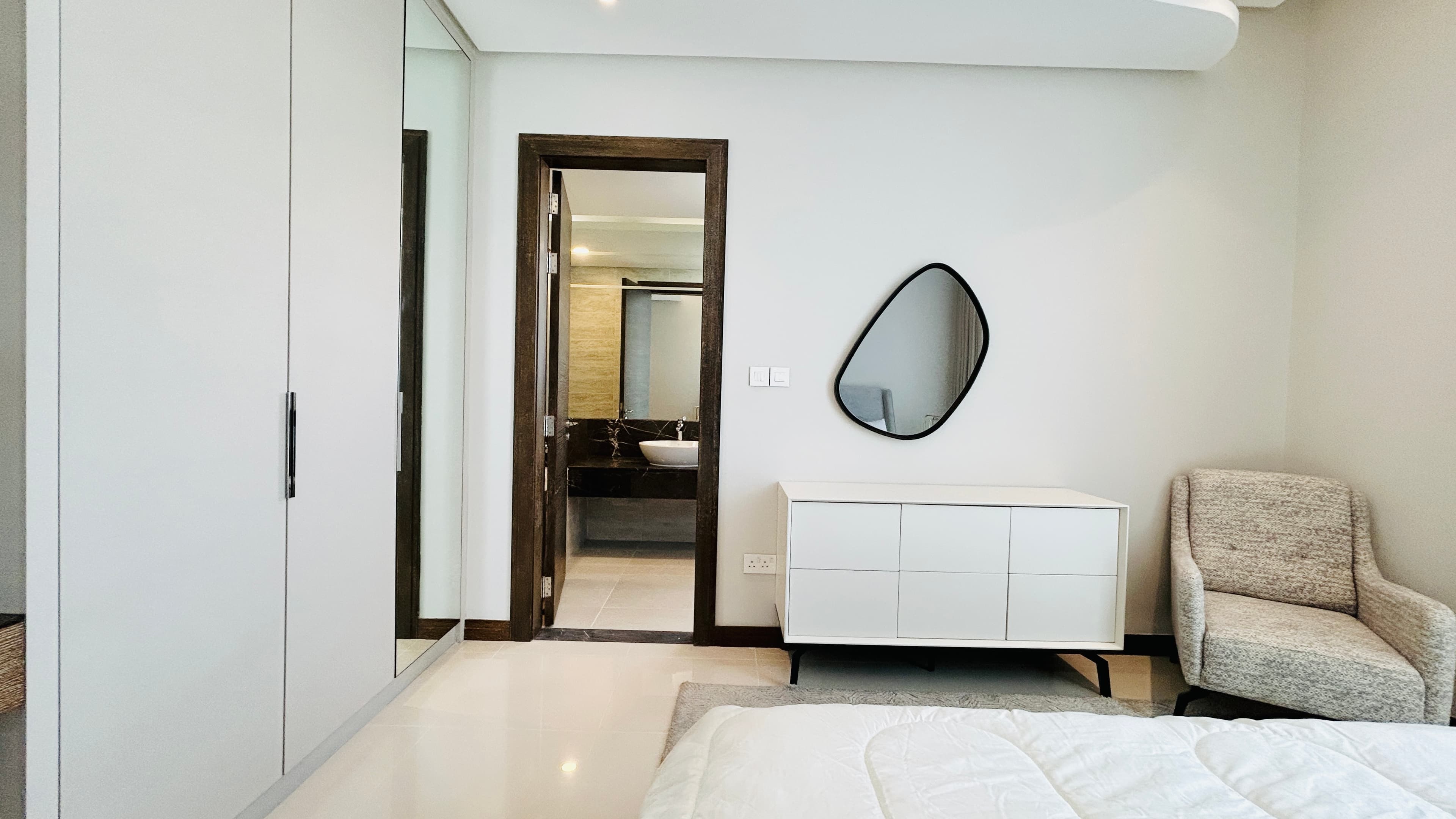 MODERN | CITYVIEW | SPACIOUS ROOMS | BALCONY