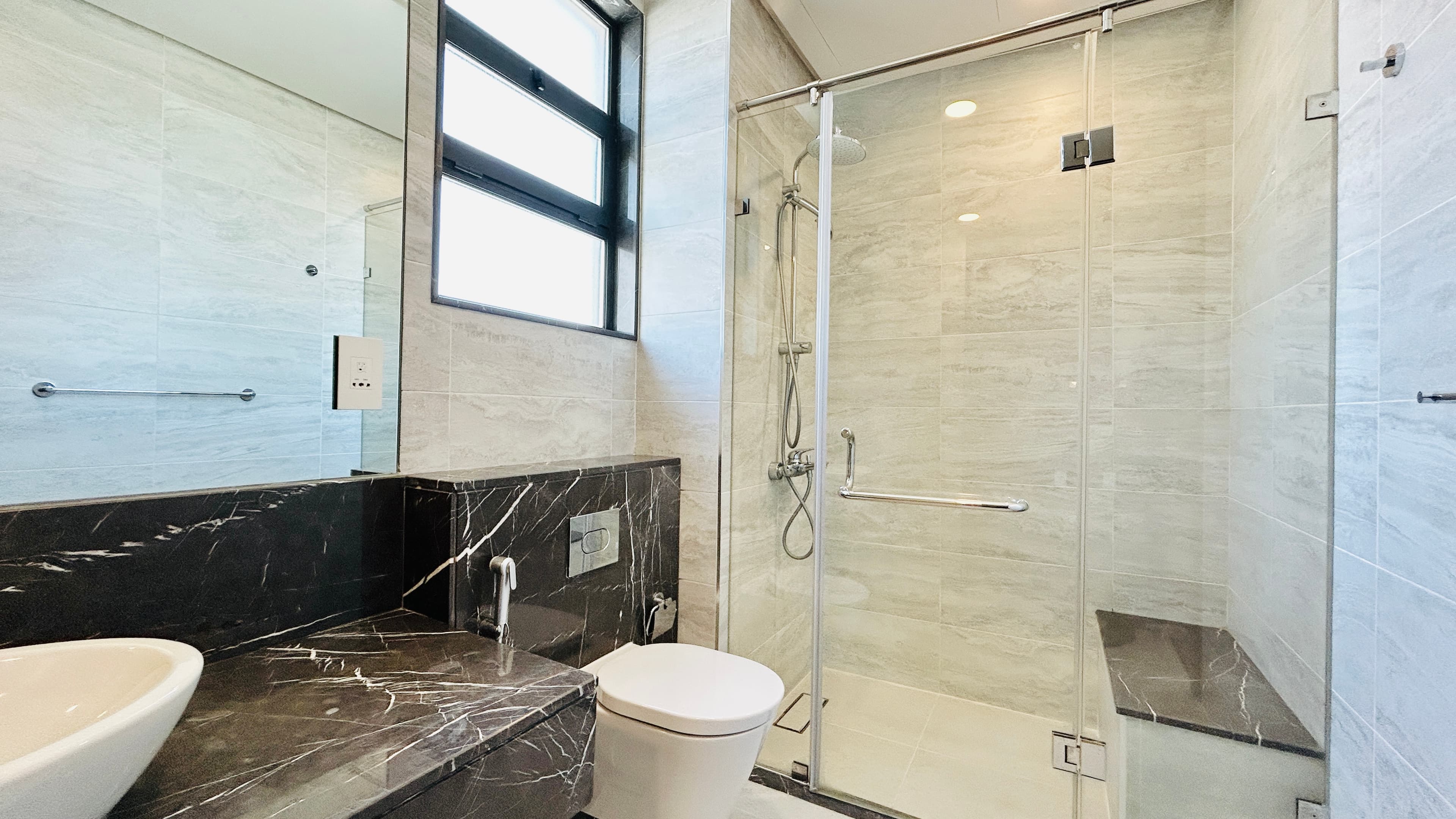 MODERN | CITYVIEW | SPACIOUS ROOMS | BALCONY