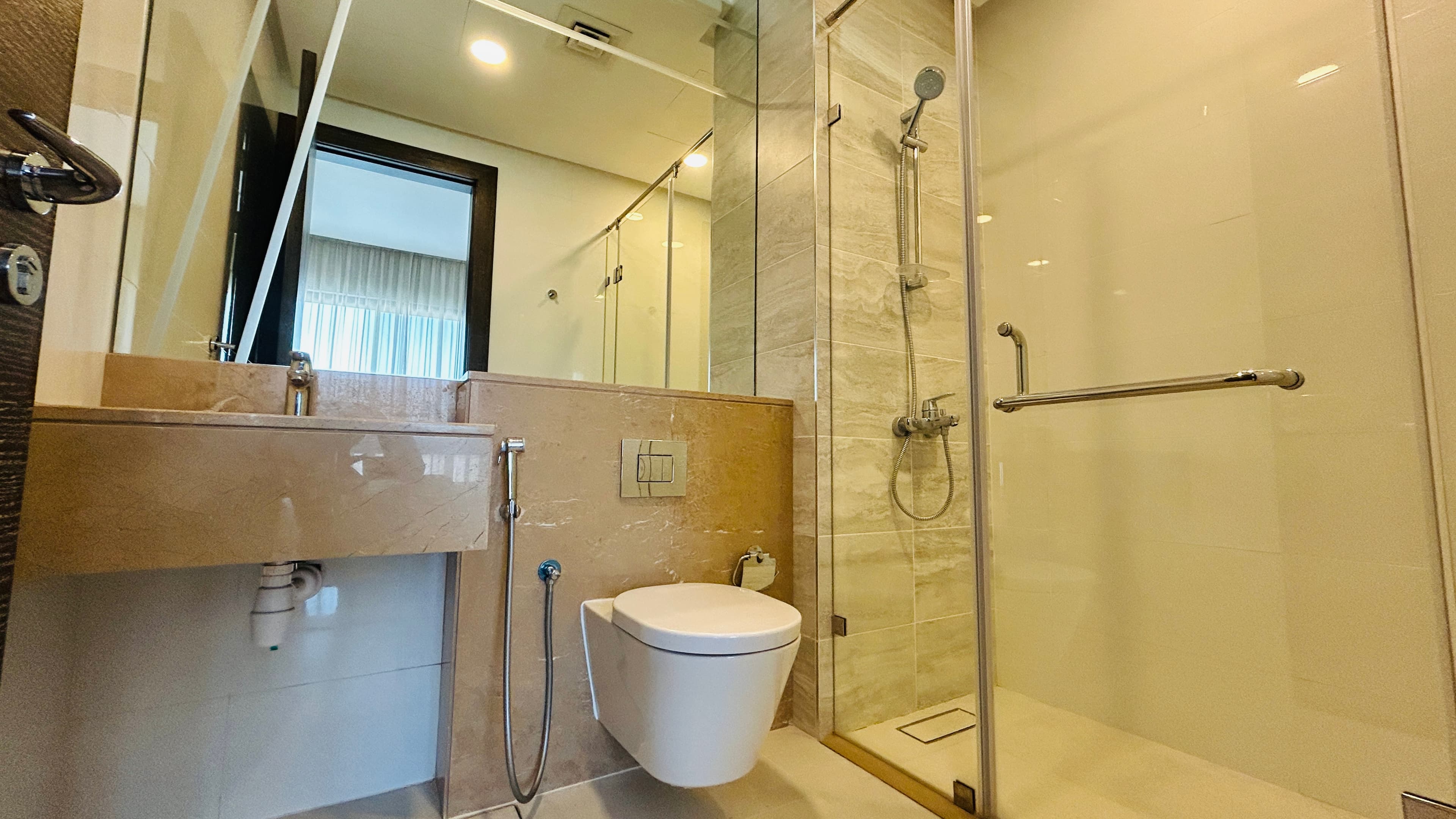 MODERN | CITYVIEW | SPACIOUS ROOMS | BALCONY