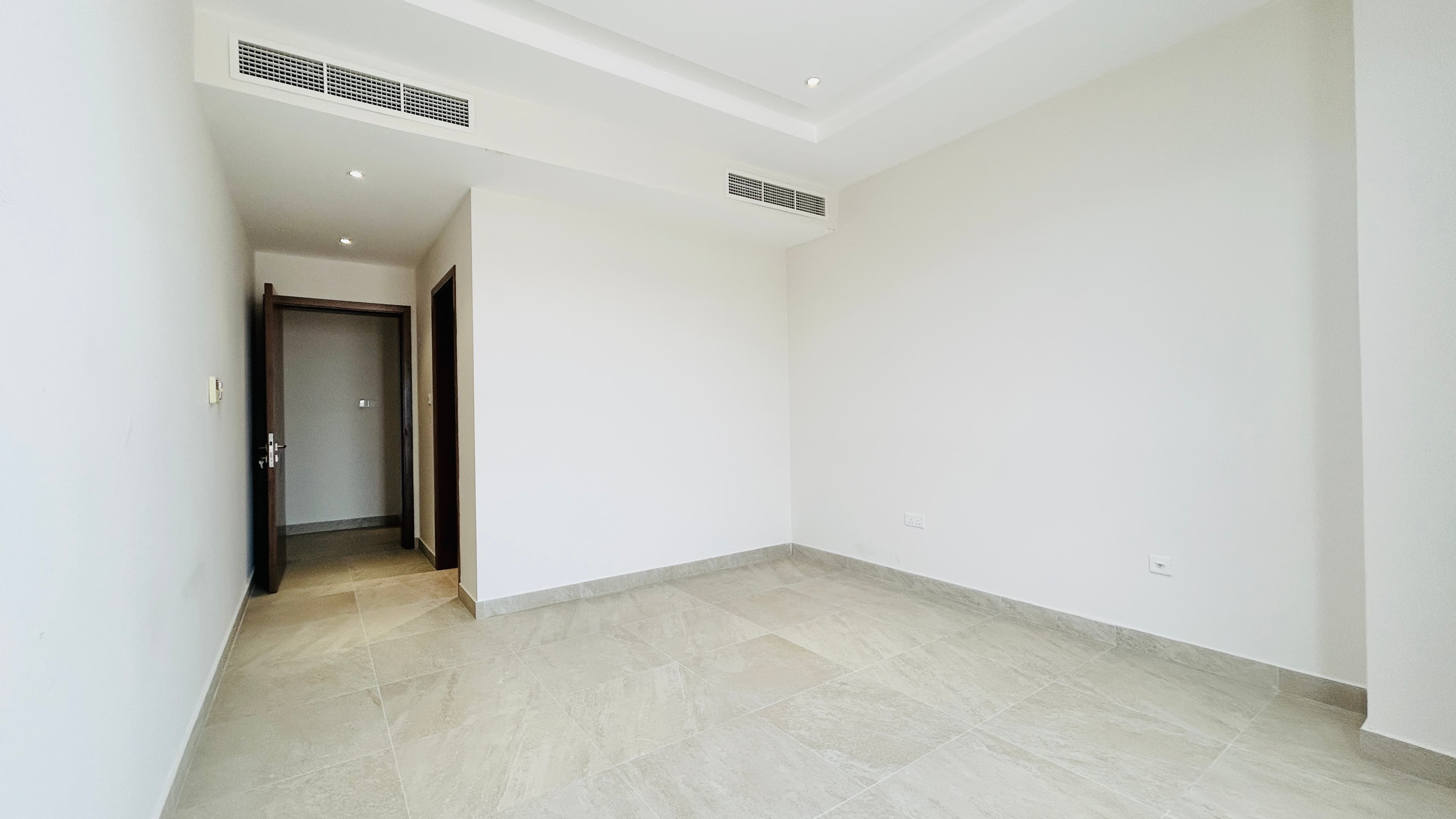 CLOSE KITCHEN | MODERN | SPACIOUS ROOMS | CITY VIEW
