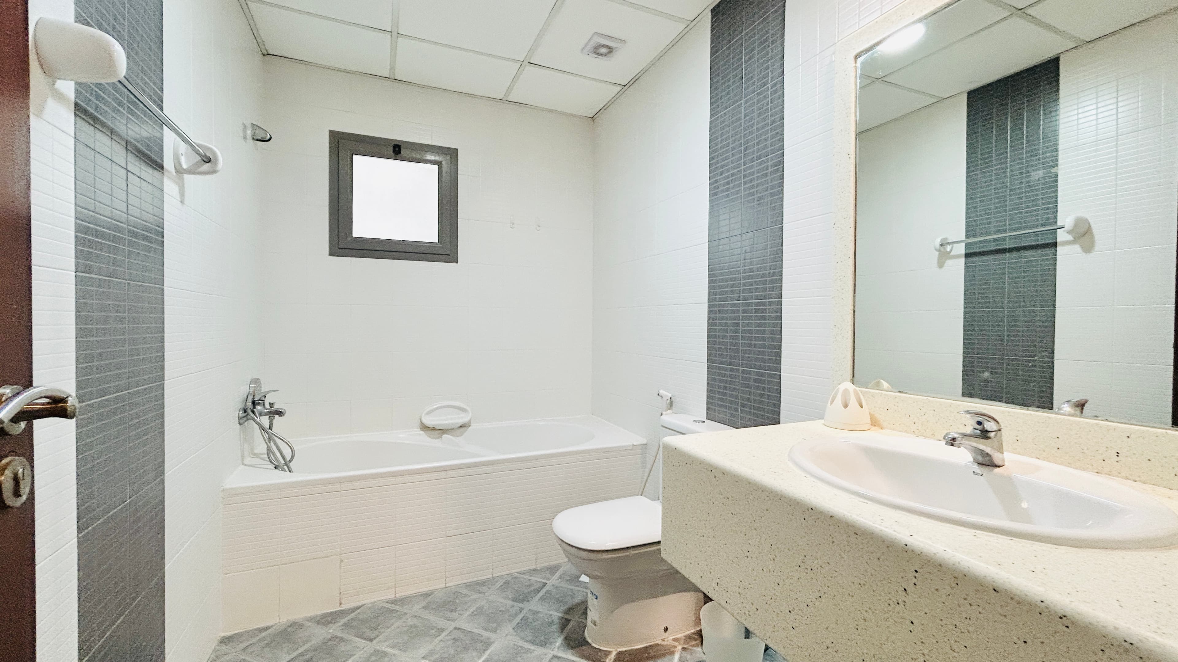 MODERN | BALCONY | GREAT FACILITIES | CITY VIEW