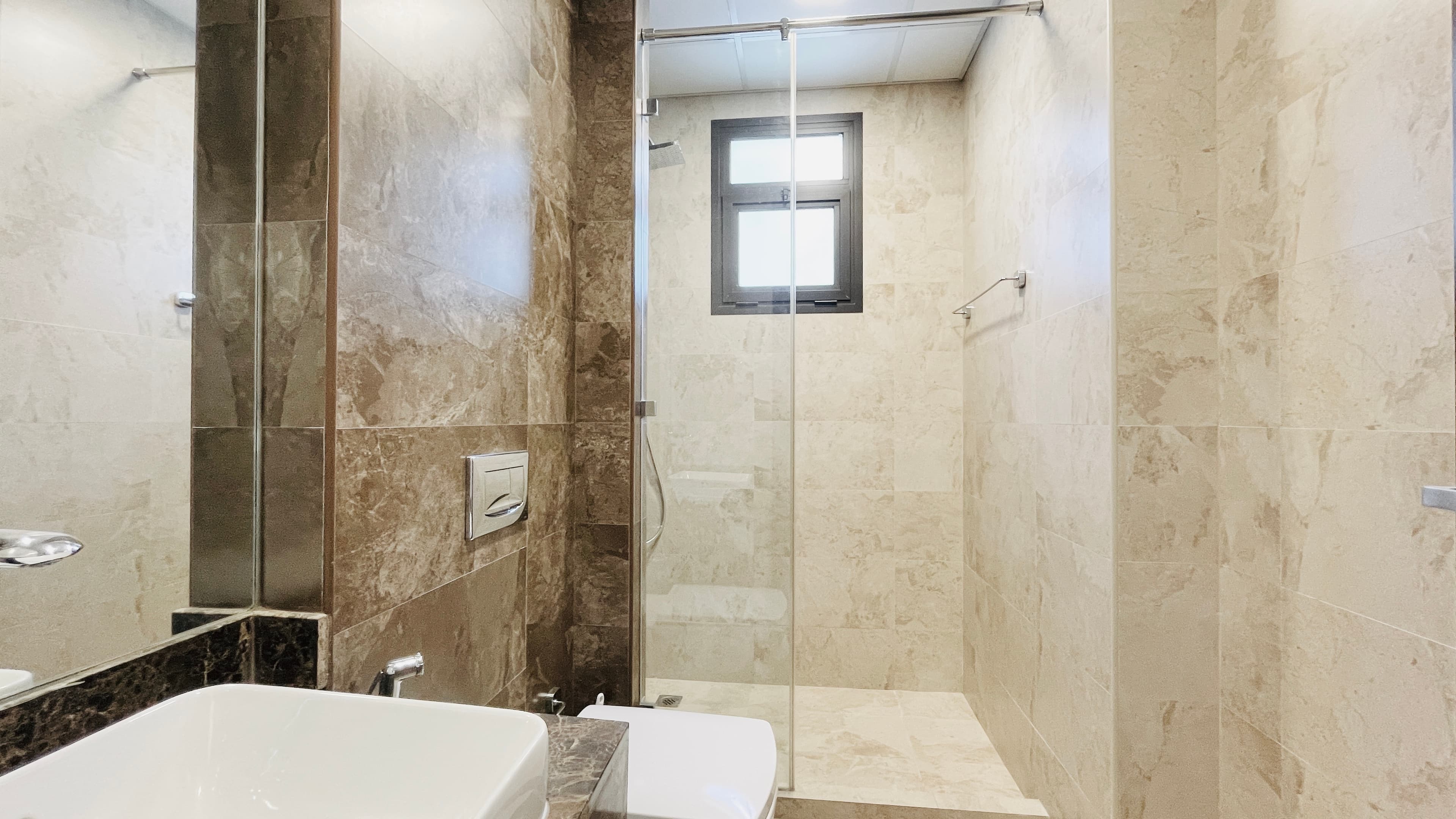 SPACIOUS | ROOMS | MODERN FITTINGS | BALCONY
