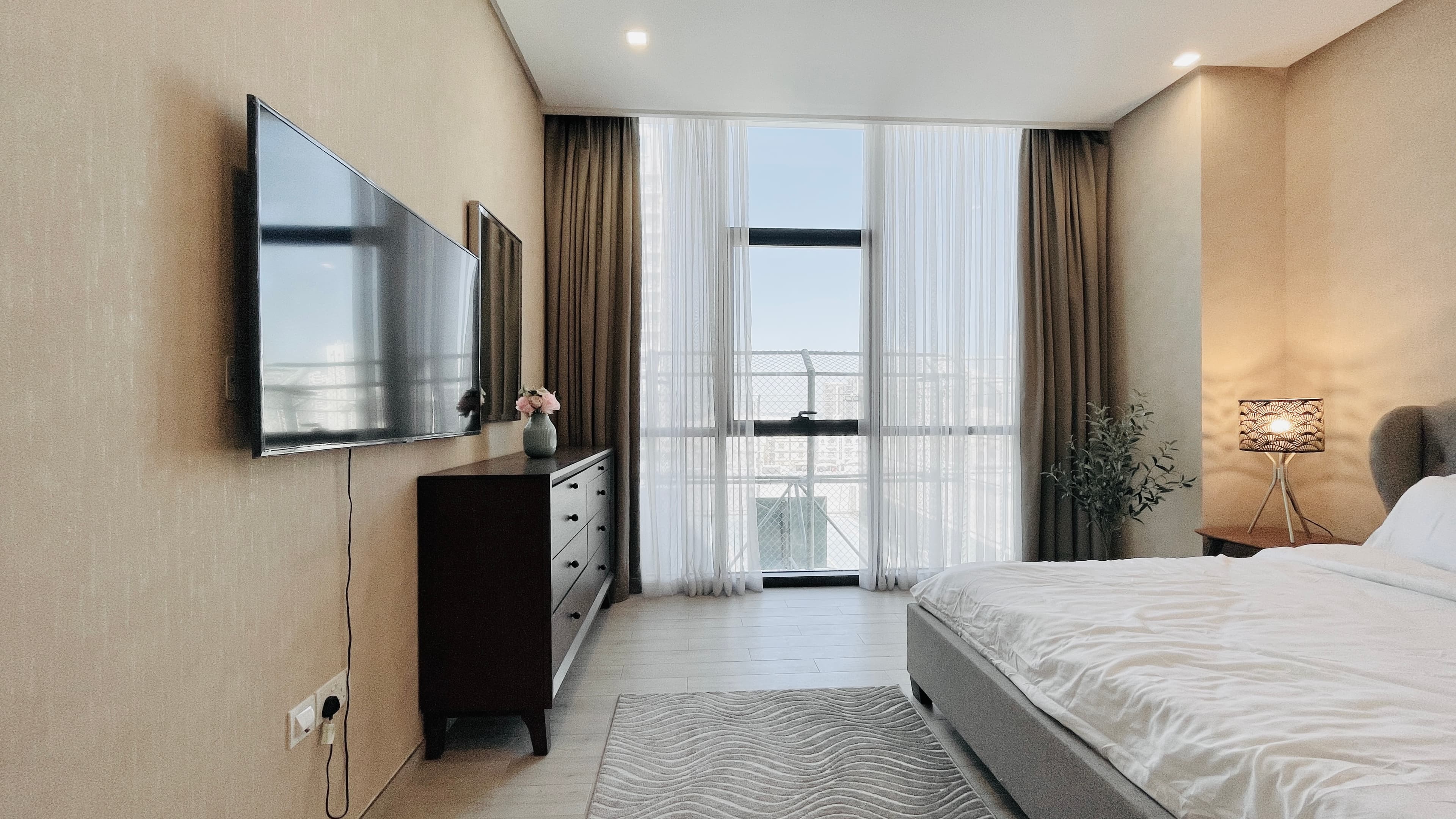 SPACIOUS | ROOMS | MODERN FITTINGS | BALCONY