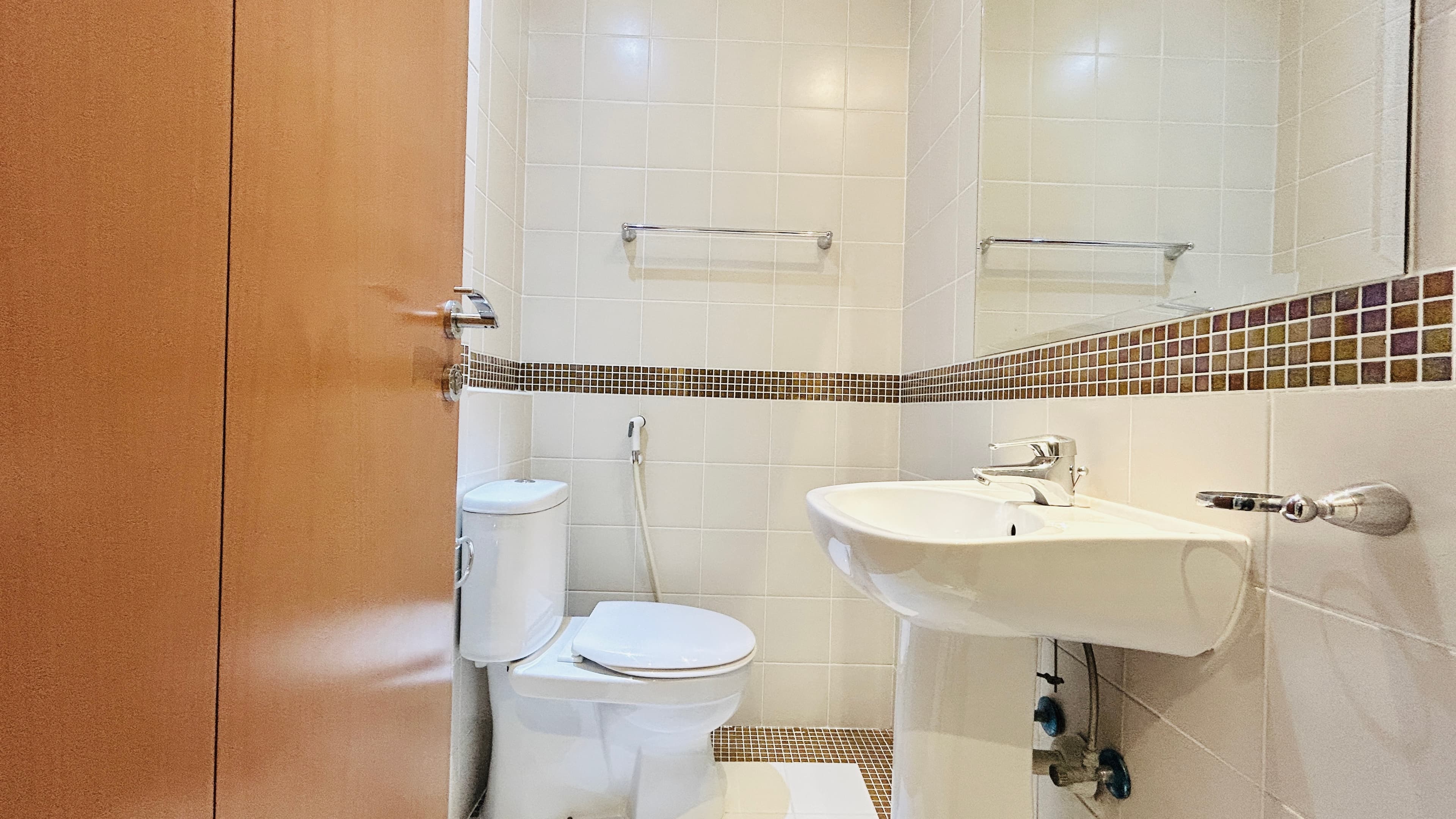 MODERN | HOUSEKEEPING | AMENITIES | CITY VIEW