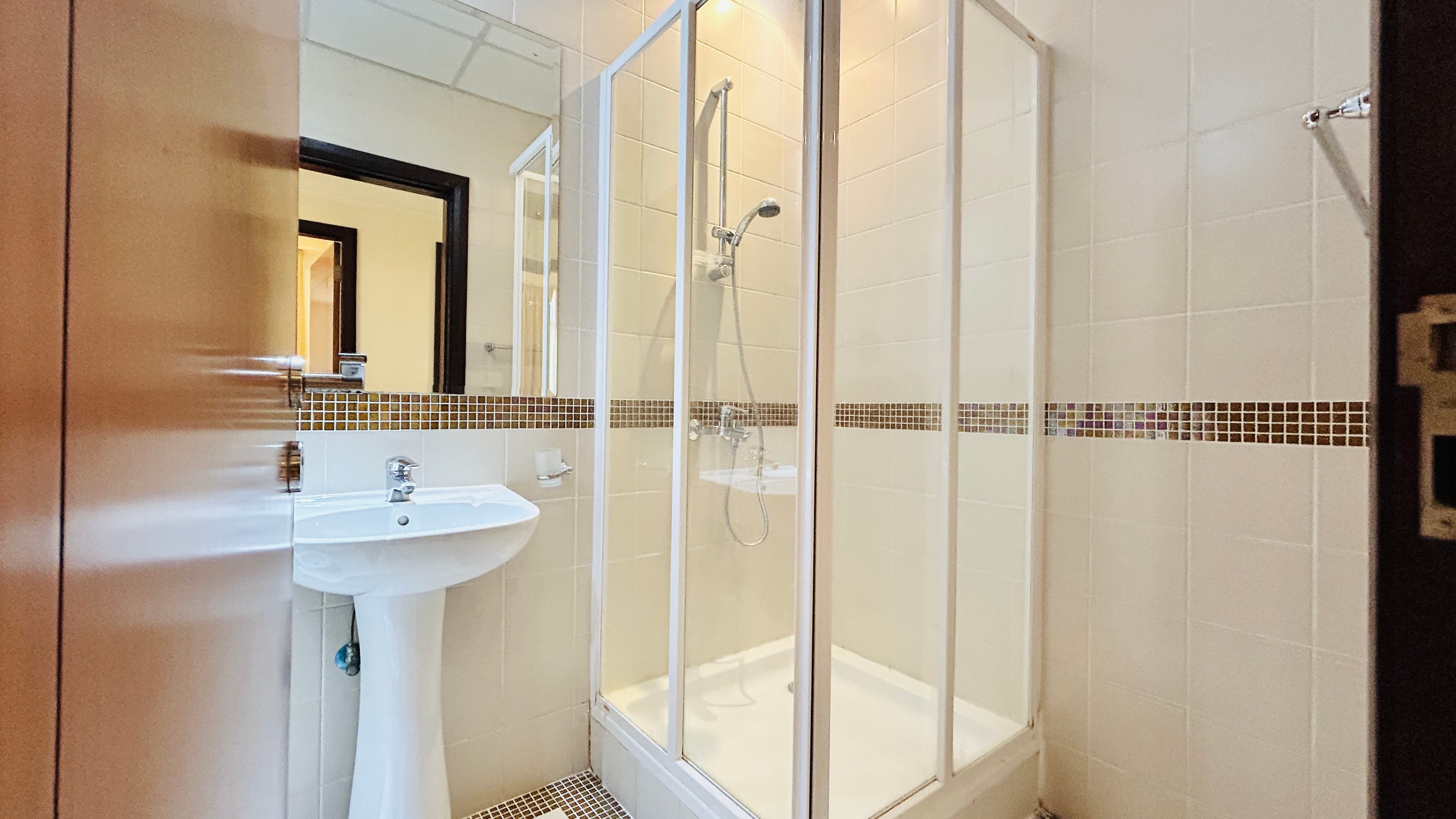 MODERN | HOUSEKEEPING | AMENITIES | CITY VIEW