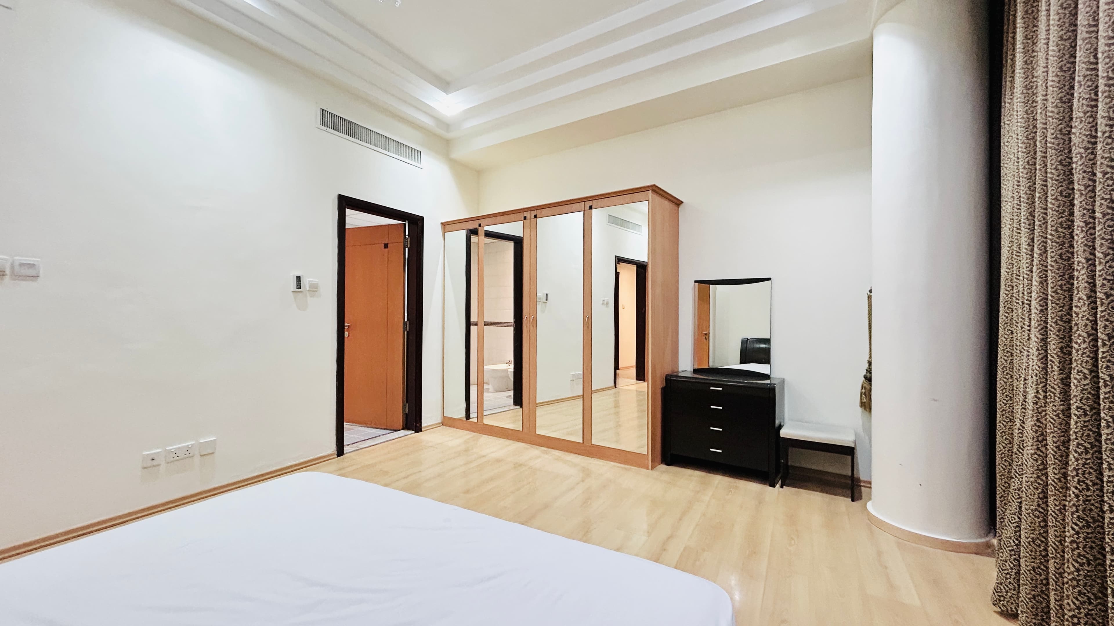 MODERN | HOUSEKEEPING | AMENITIES | CITY VIEW