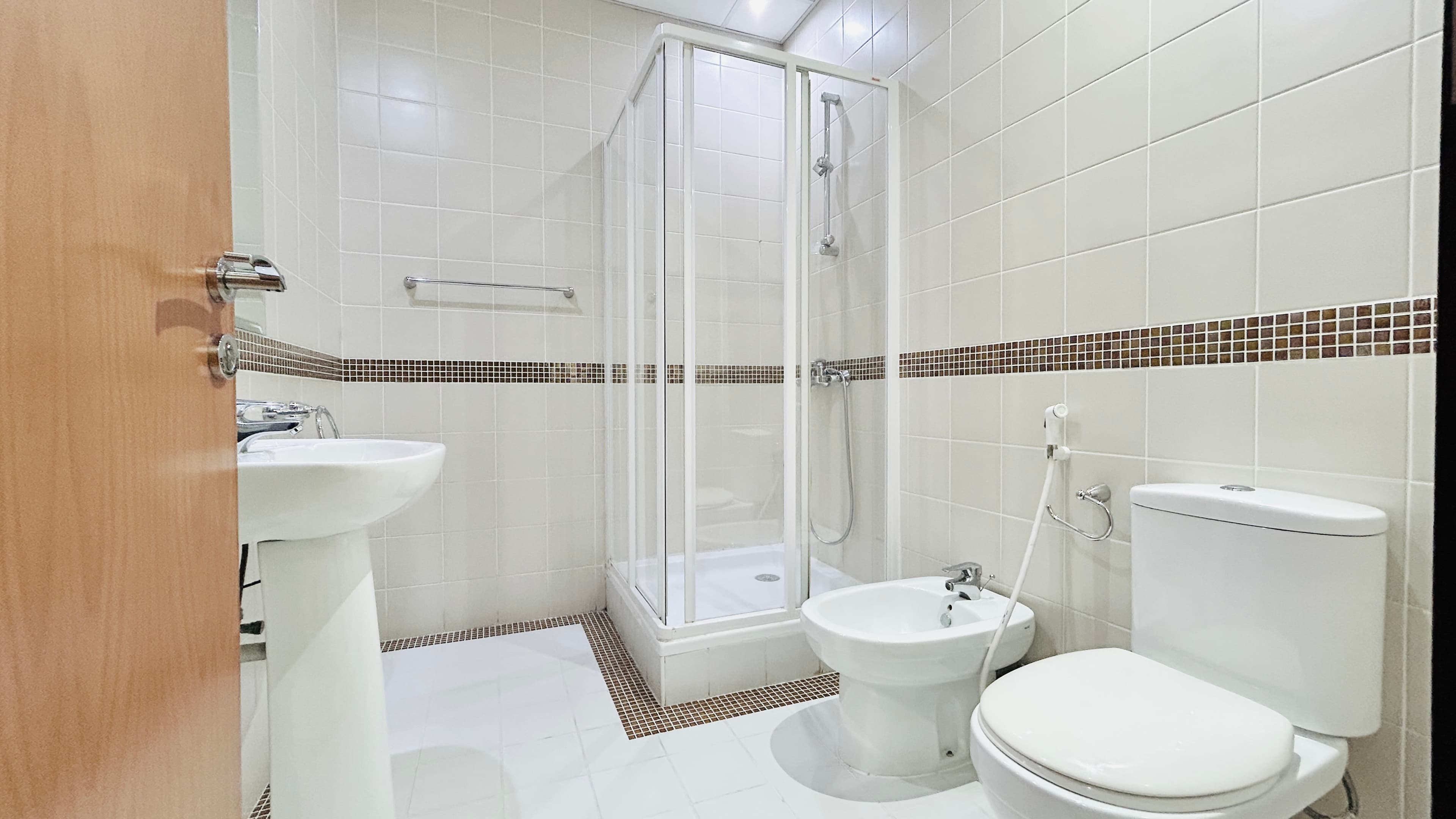 MODERN | HOUSEKEEPING | AMENITIES | CITY VIEW