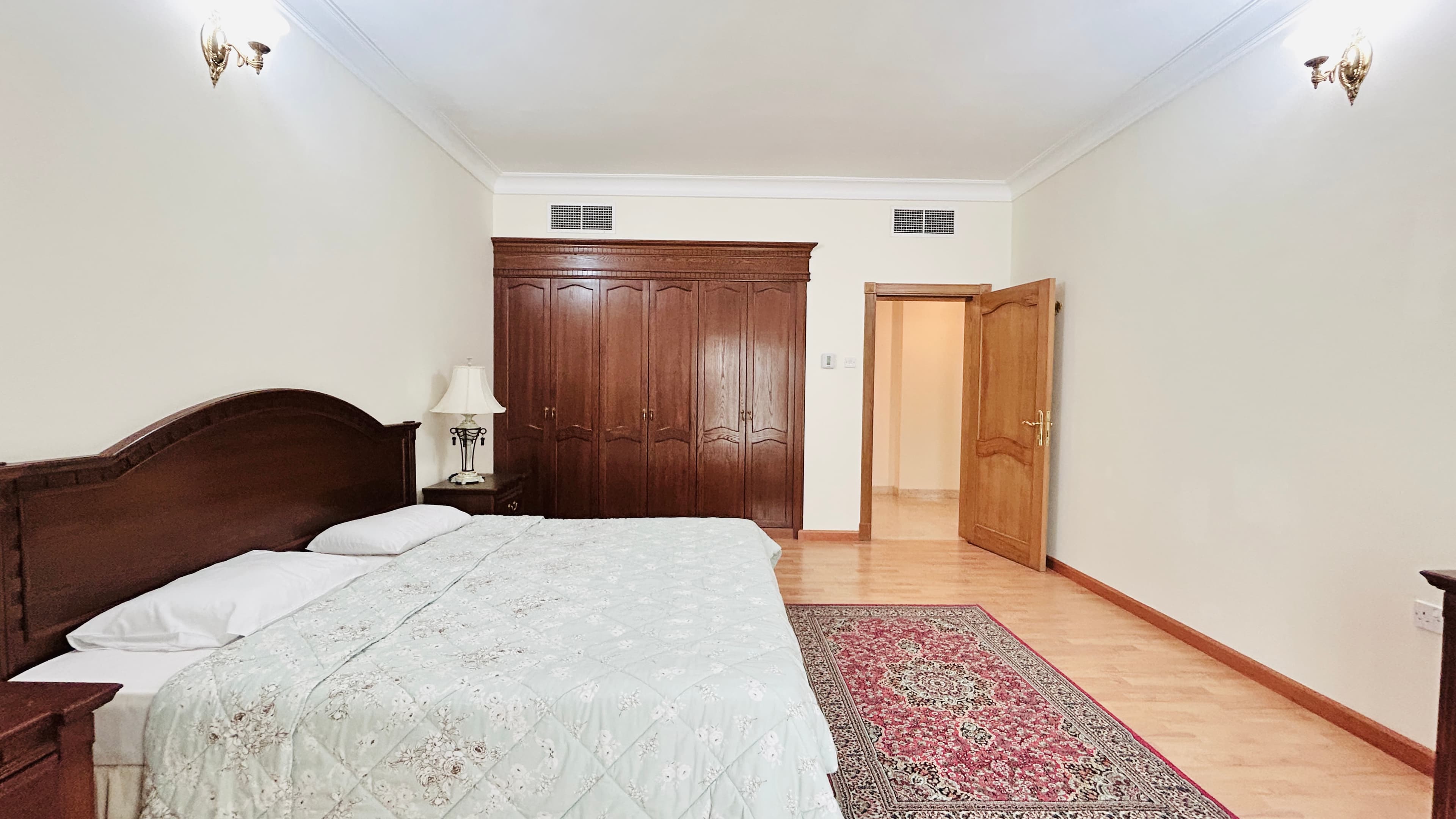 PETS ALLOWED | BRIGHT & SPACIOUS HOME | BALCONY | MODERN RESIDENCE