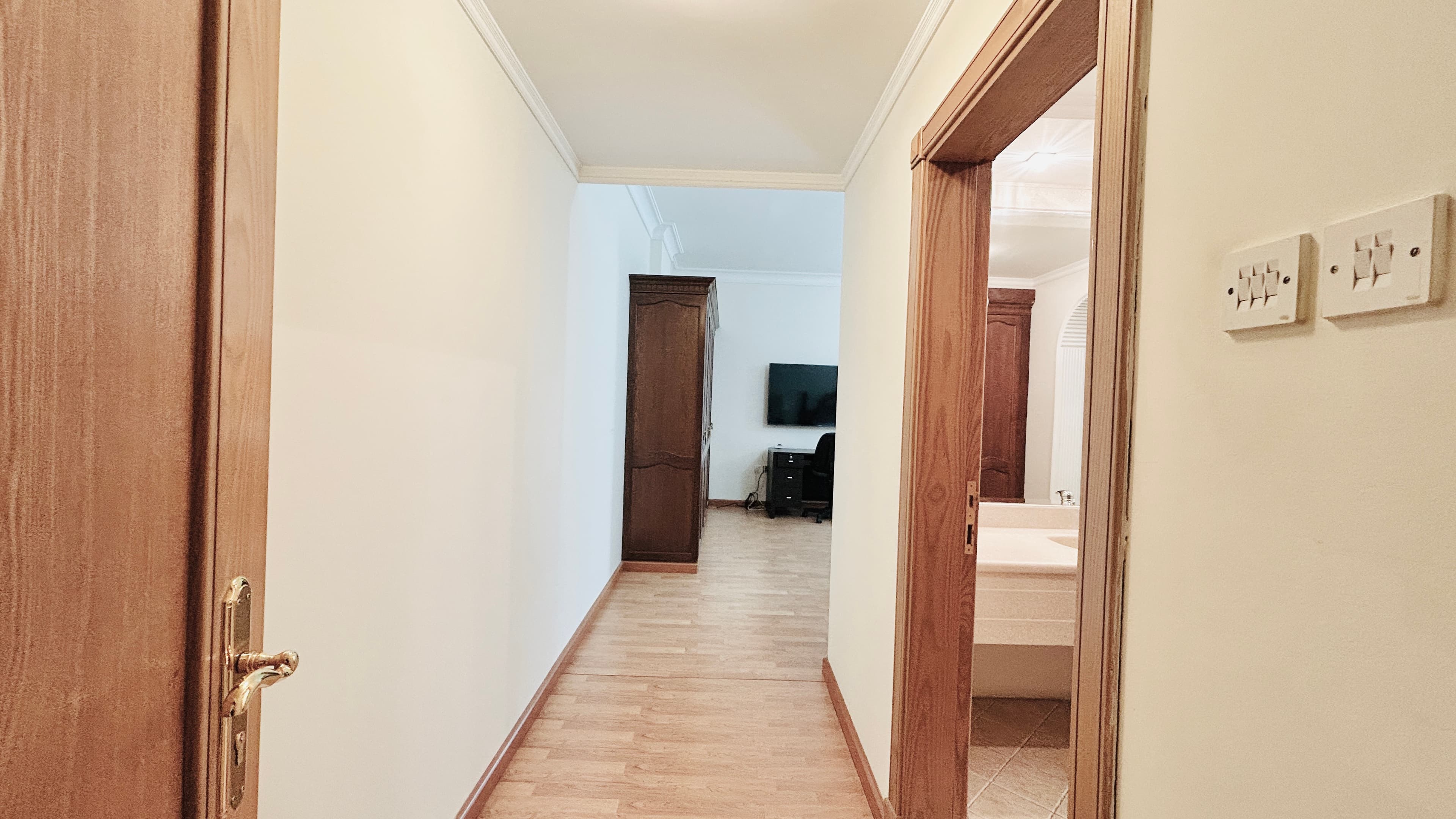 PETS ALLOWED | BRIGHT & SPACIOUS HOME | BALCONY | MODERN RESIDENCE