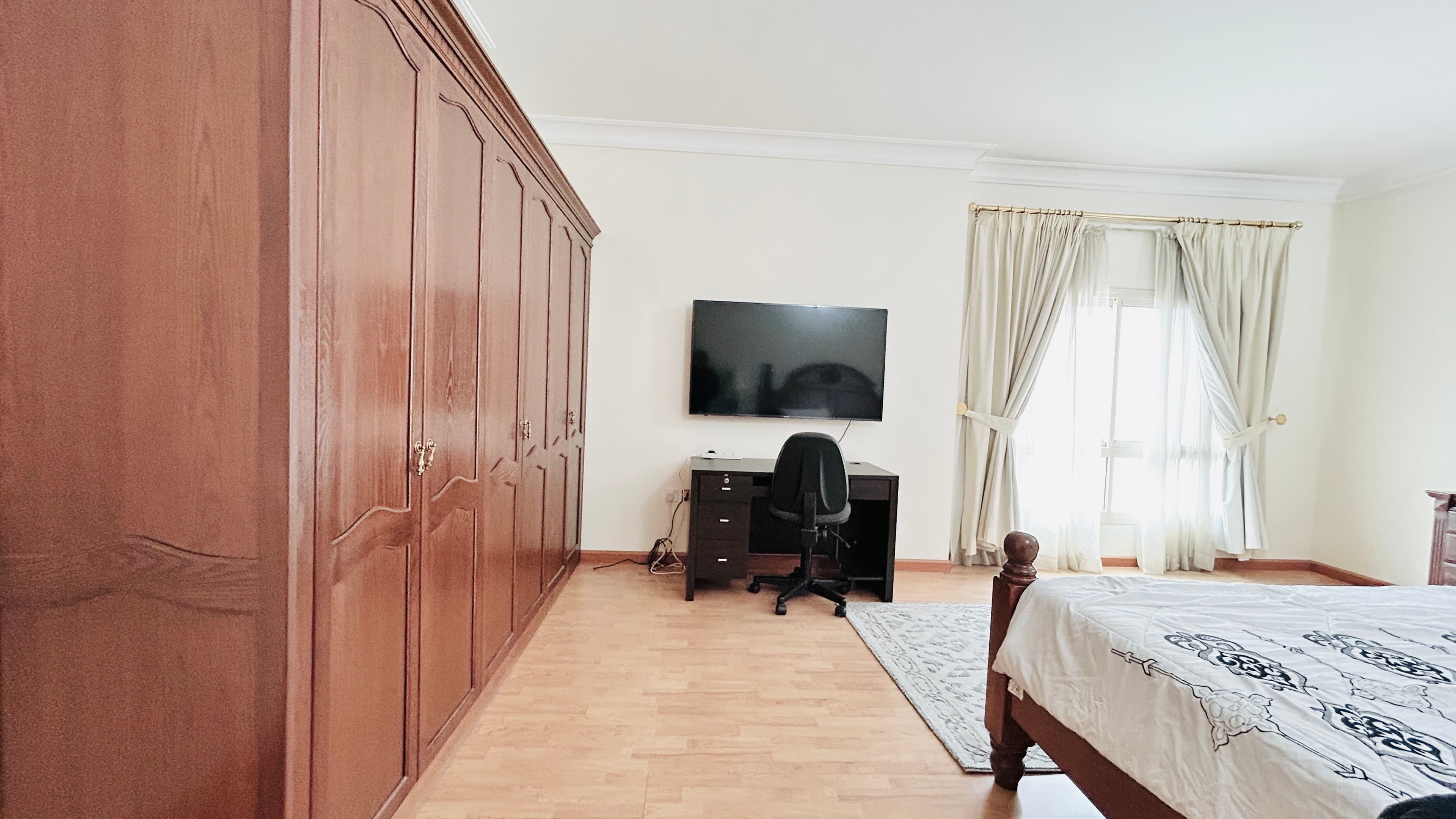 PETS ALLOWED | BRIGHT & SPACIOUS HOME | BALCONY | MODERN RESIDENCE