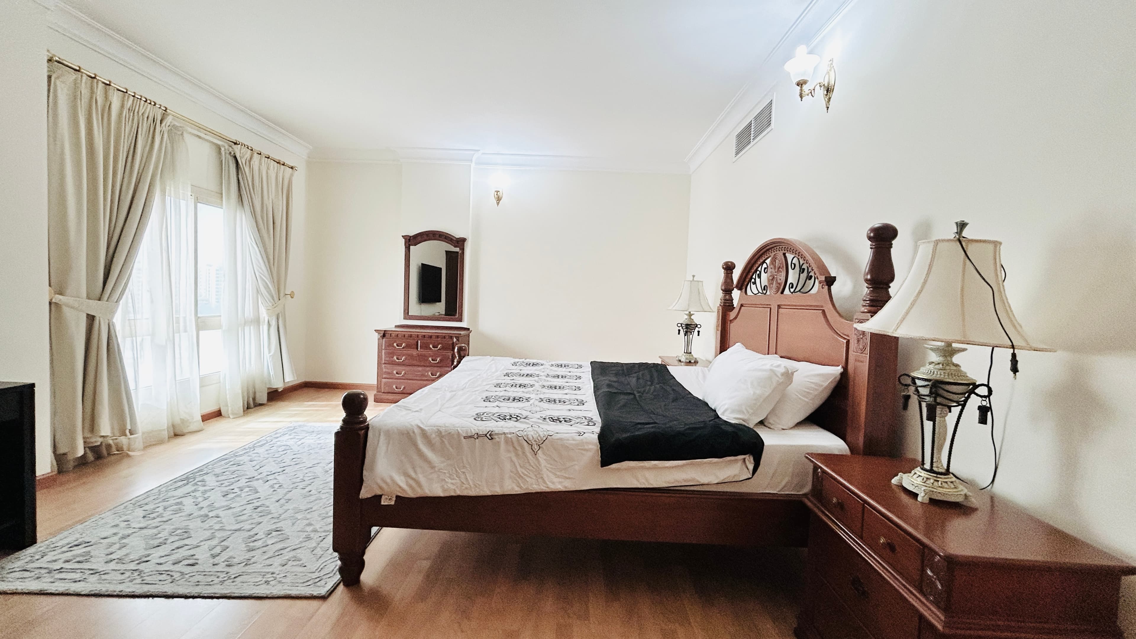 PETS ALLOWED | BRIGHT & SPACIOUS HOME | BALCONY | MODERN RESIDENCE