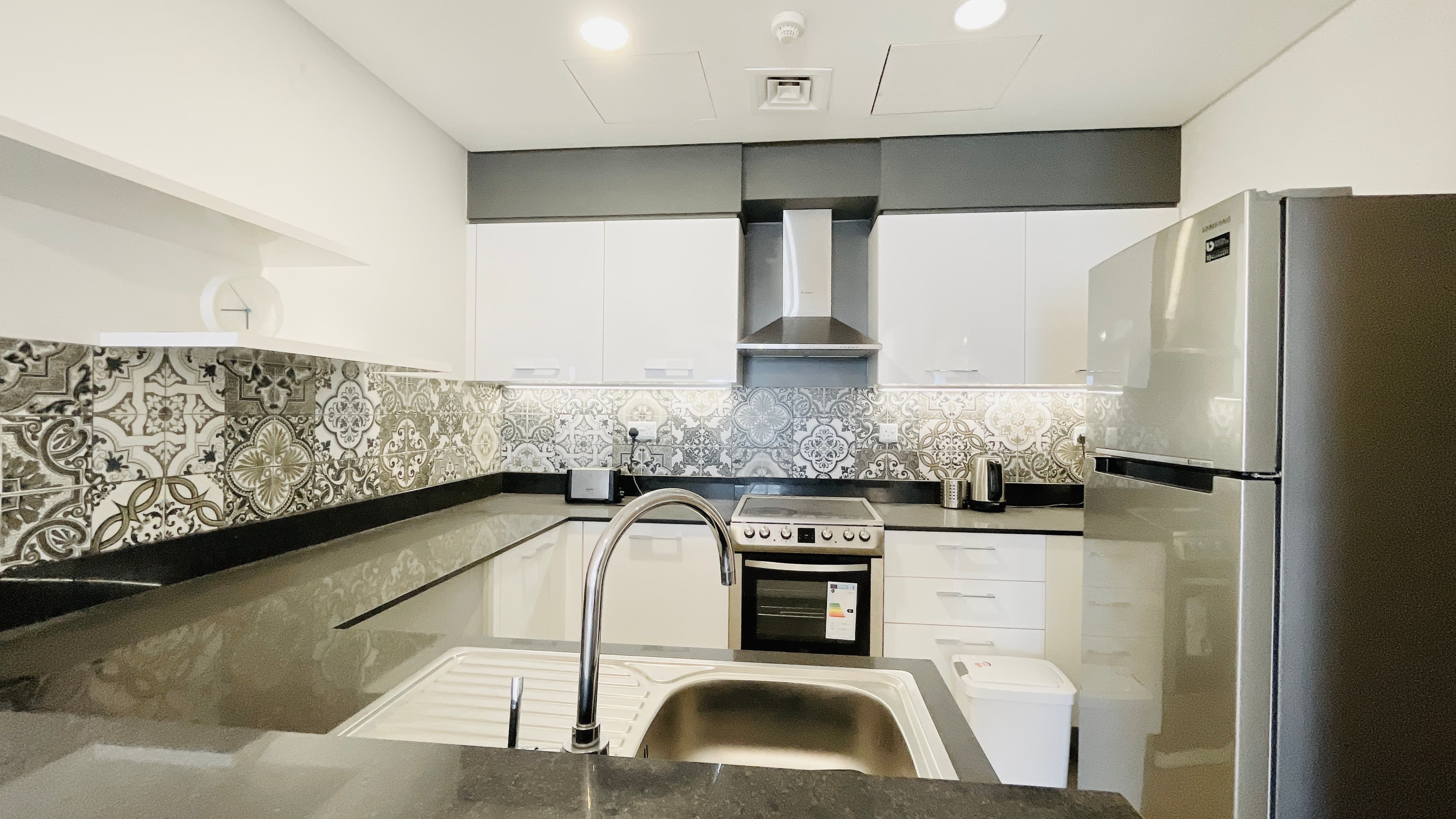 MODERN | SPACIOUS ROOM |  CITY VIEW | BALCONIES