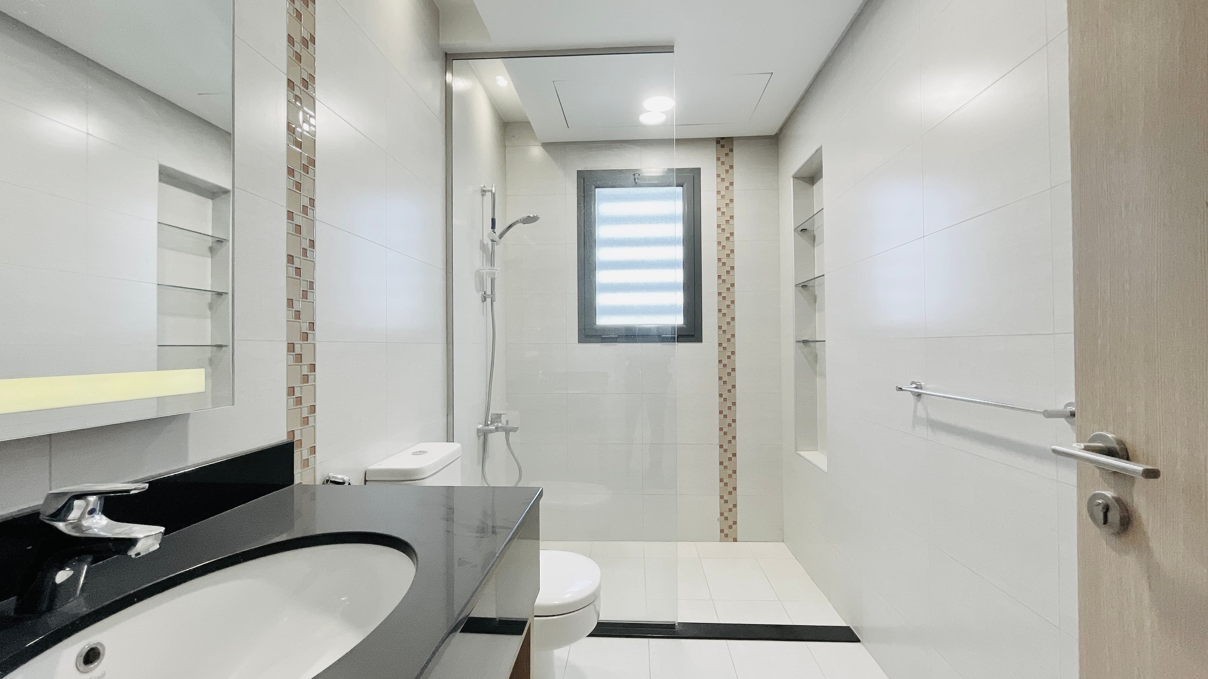 MODERN | SPACIOUS ROOM |  CITY VIEW | BALCONIES