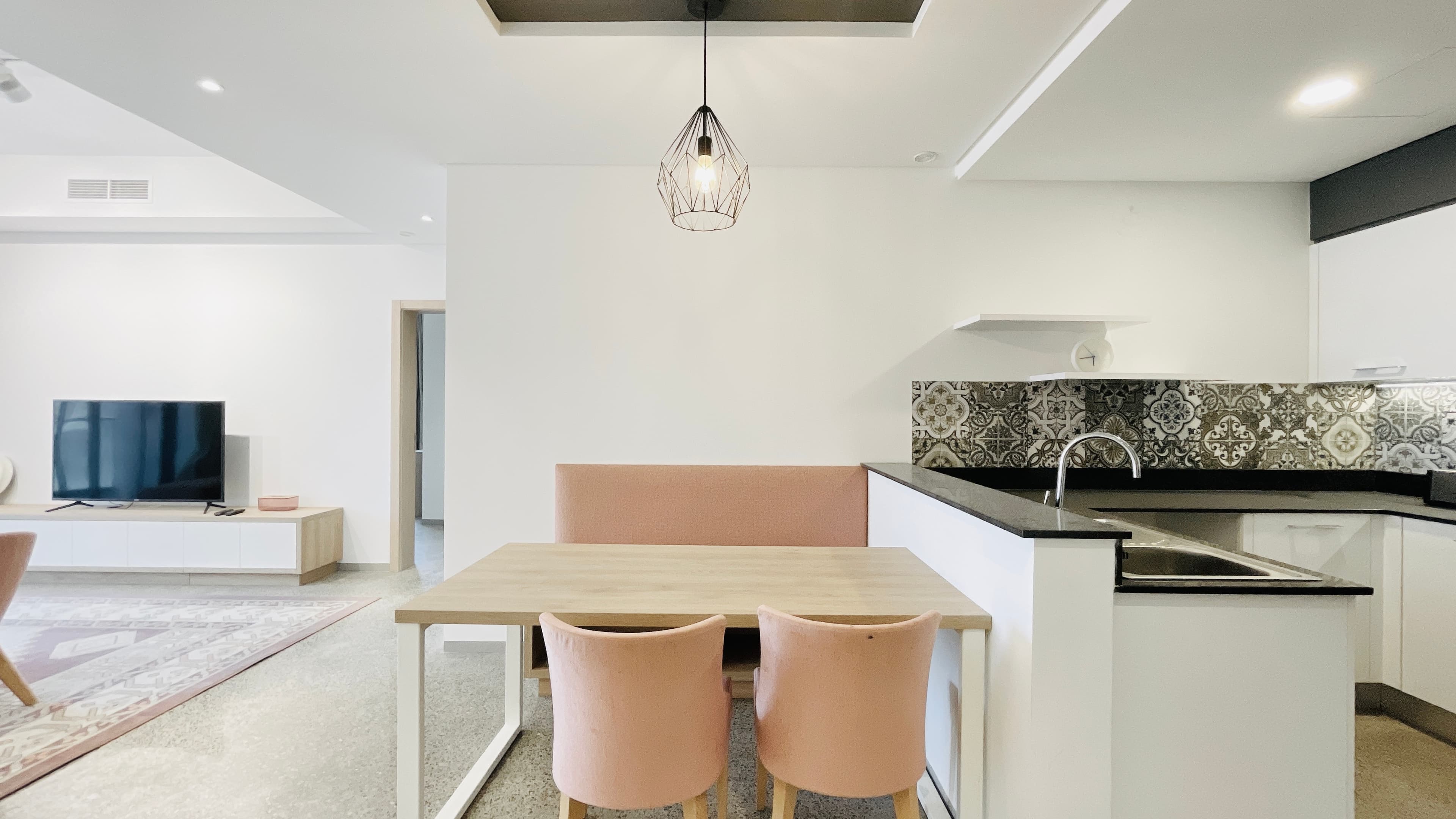 MODERN | SPACIOUS ROOM |  CITY VIEW | BALCONIES