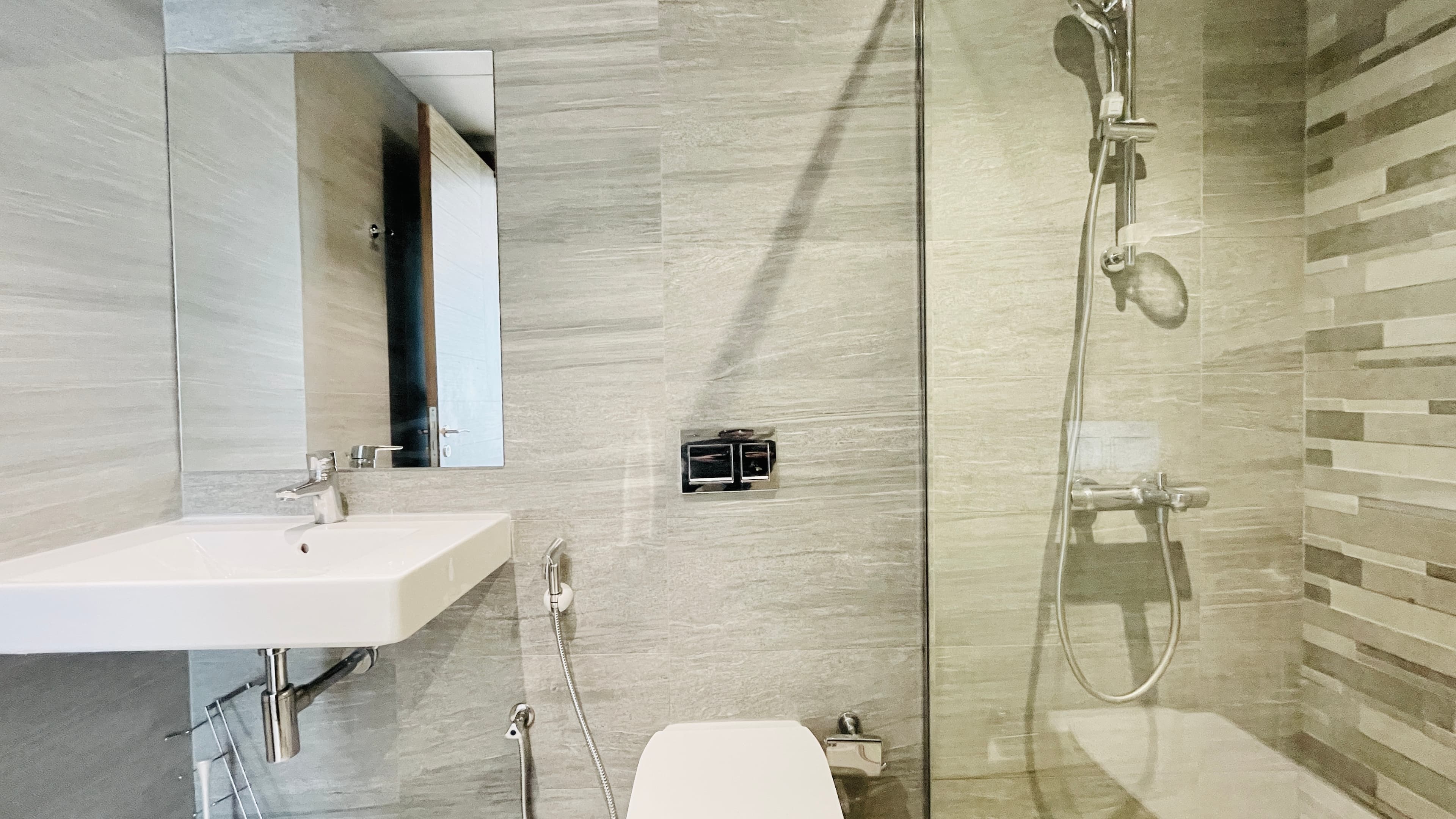 MODERN | CITYVIEW | SPACIOUS ROOMS | AMENITIES
