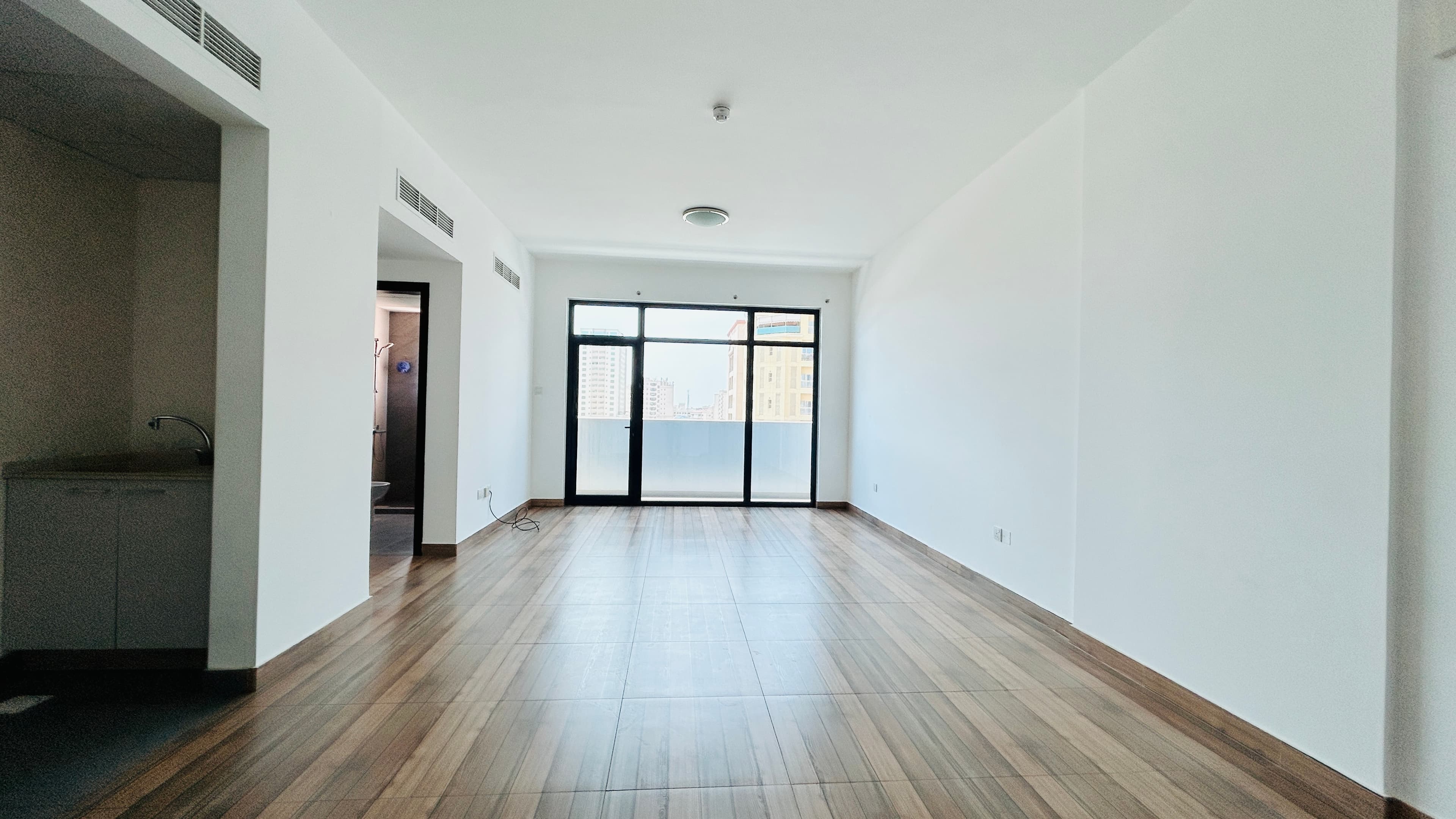 MODERN | SPACIOUS ROOM | GREAT AMENITIES | BALCONY