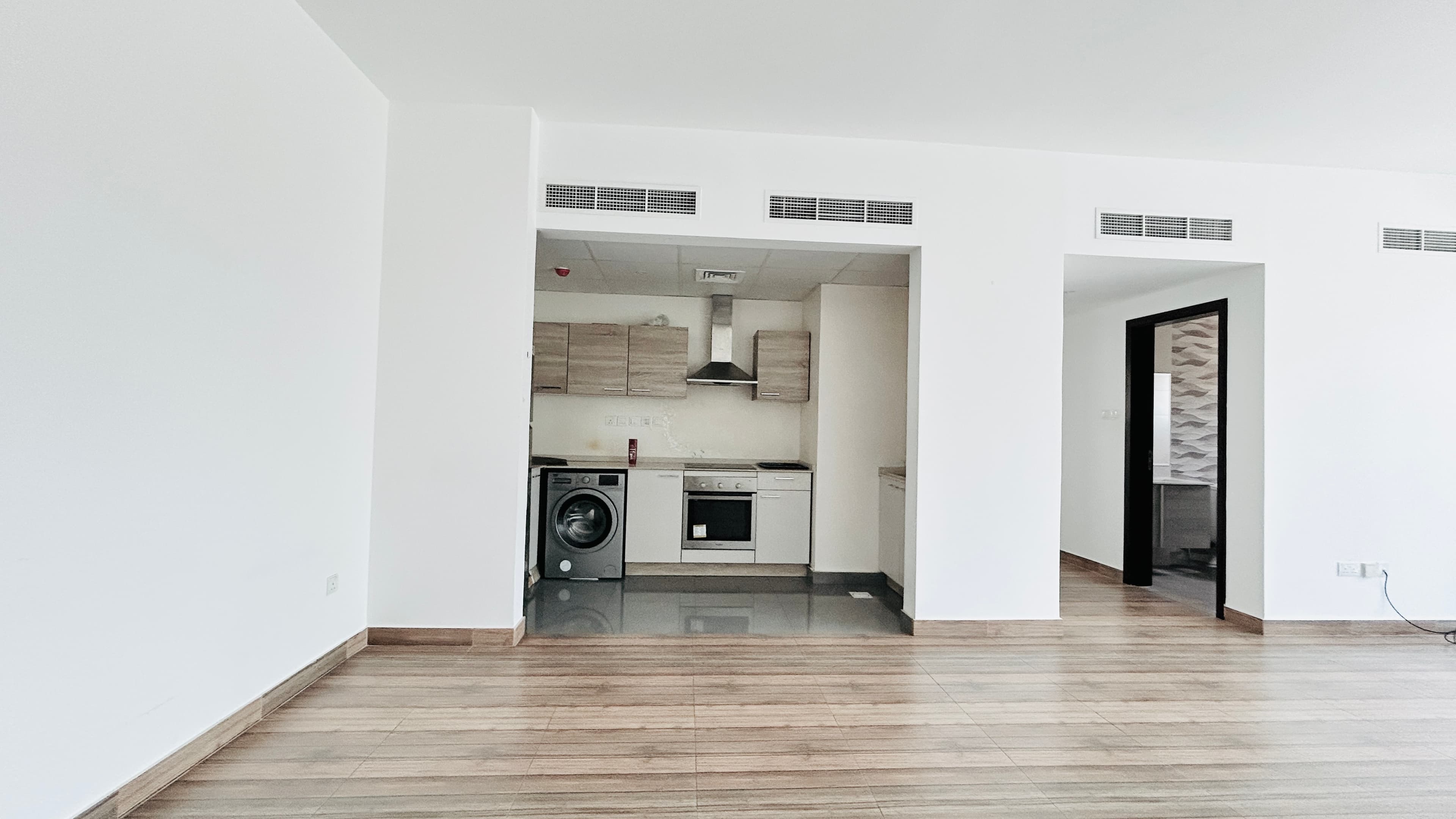 MODERN | SPACIOUS ROOM | GREAT AMENITIES | BALCONY