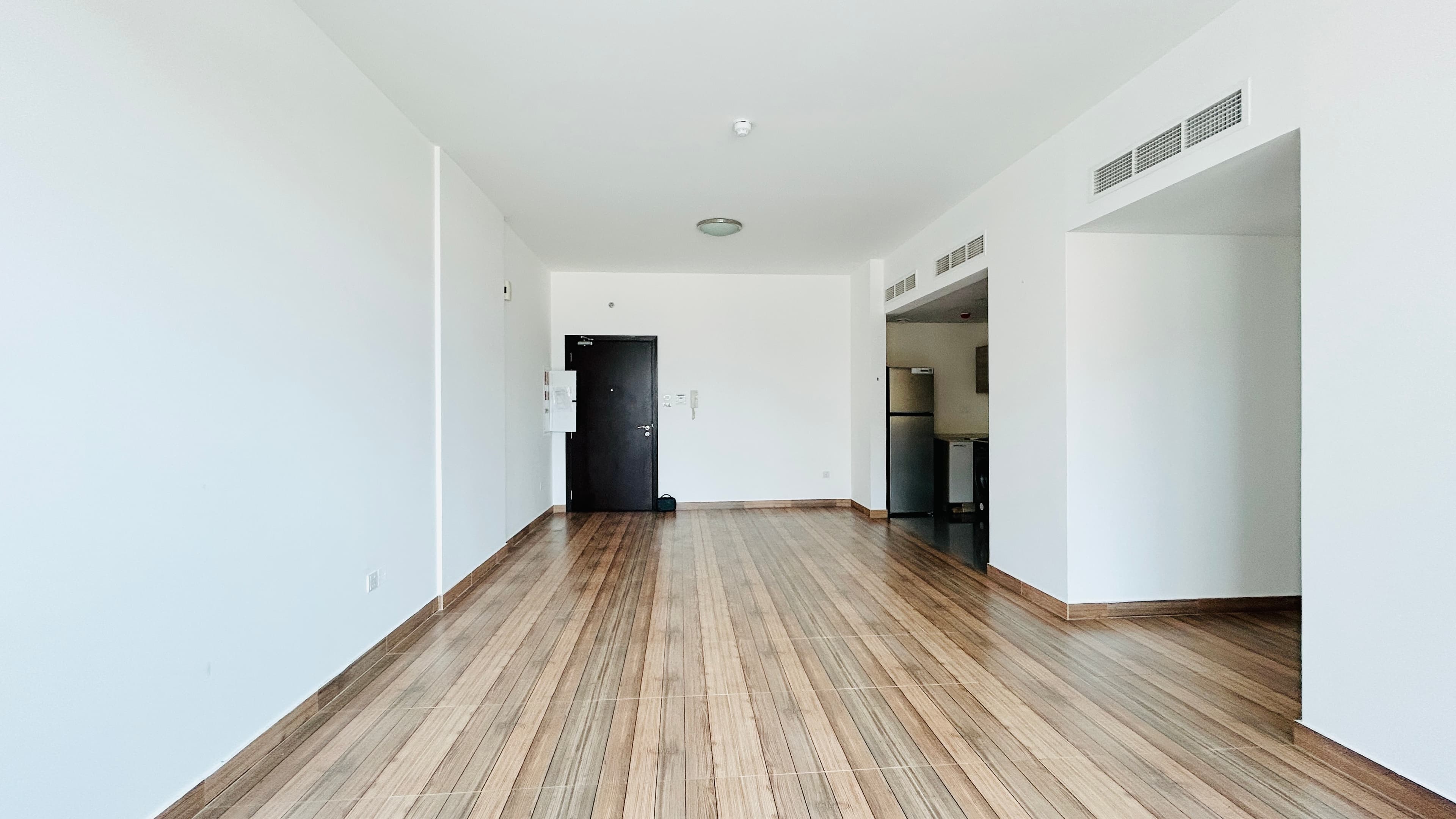 MODERN | SPACIOUS ROOM | GREAT AMENITIES | BALCONY
