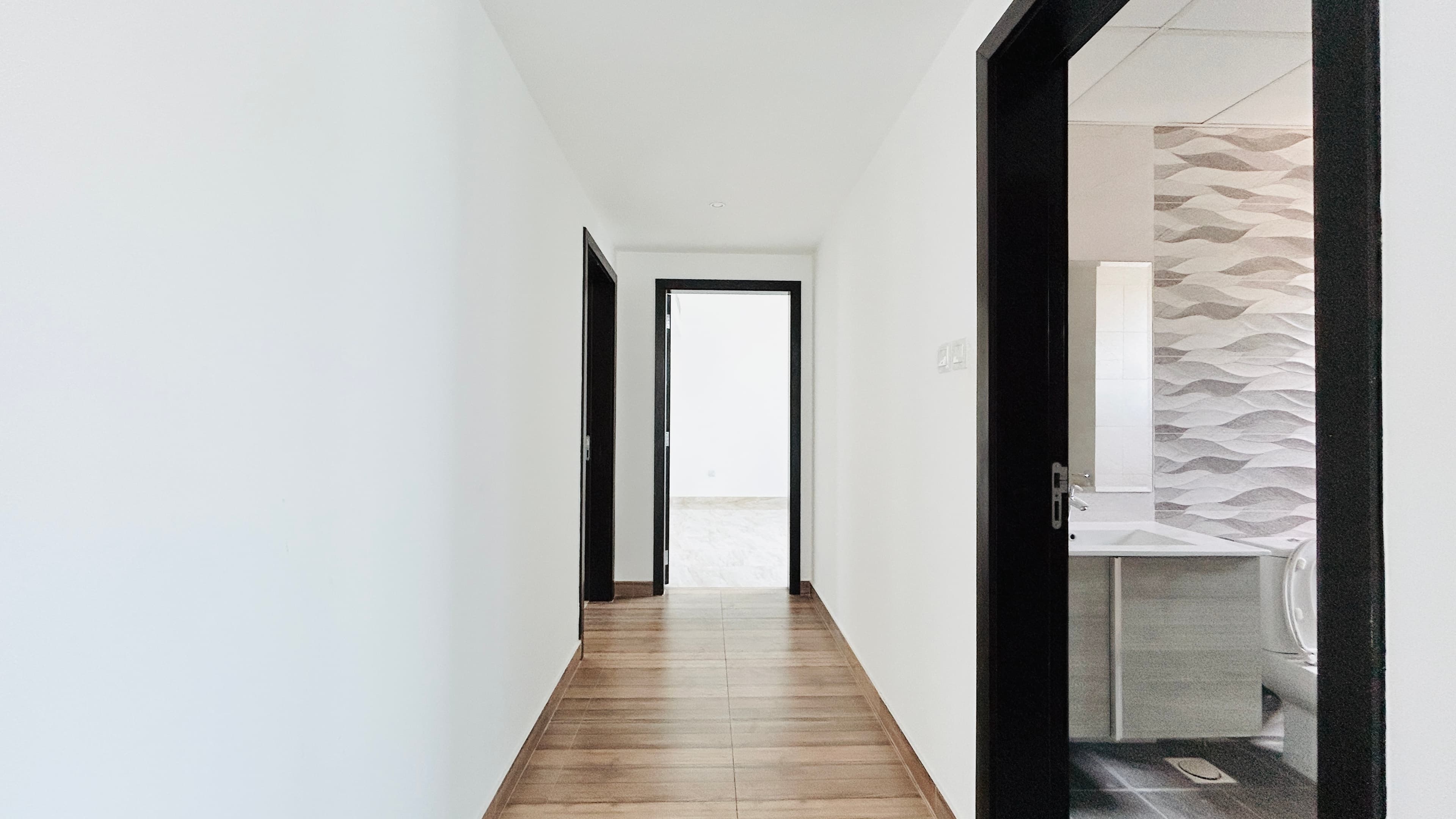 MODERN | SPACIOUS ROOM | GREAT AMENITIES | BALCONY