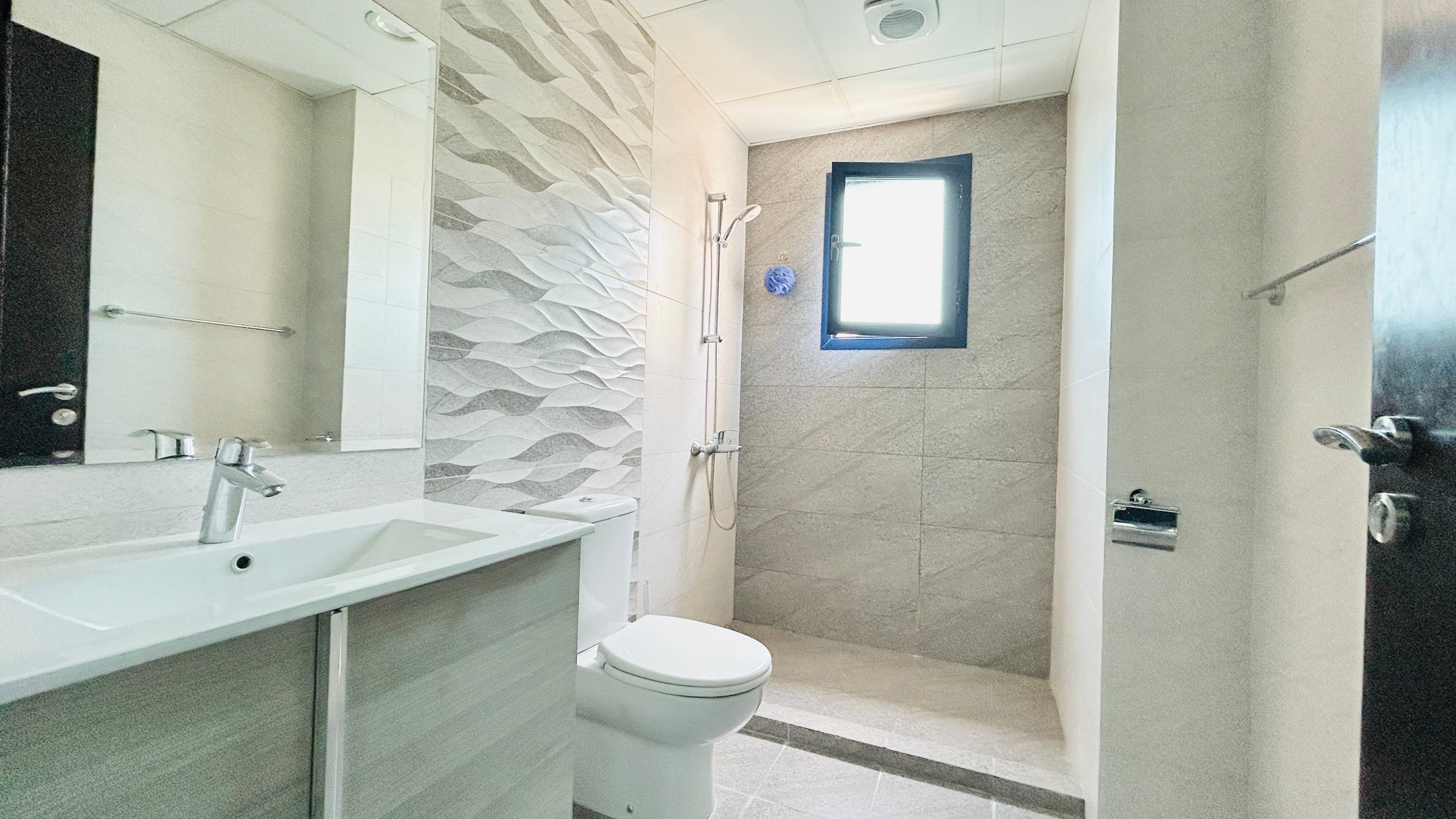 MODERN | SPACIOUS ROOM | GREAT AMENITIES | BALCONY