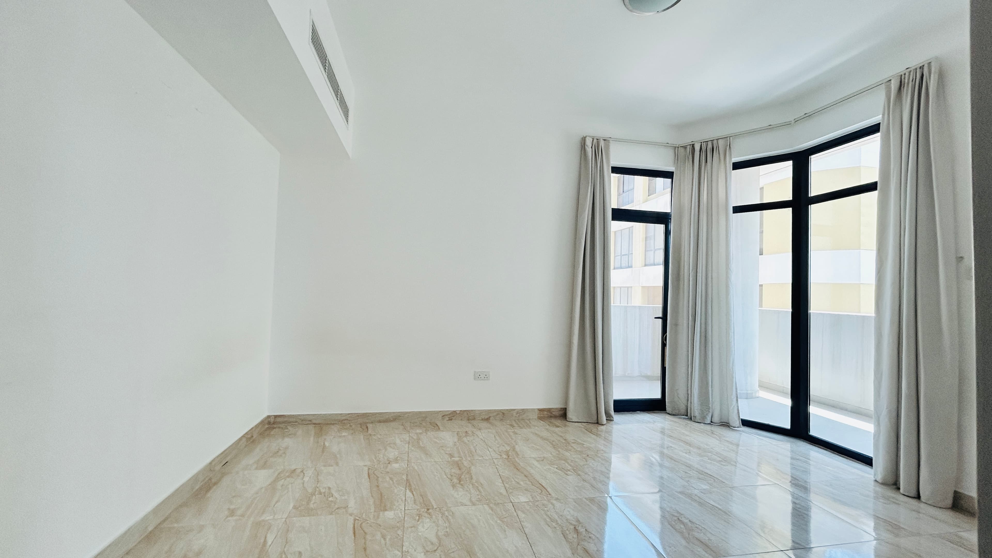 MODERN | SPACIOUS ROOM | GREAT AMENITIES | BALCONY