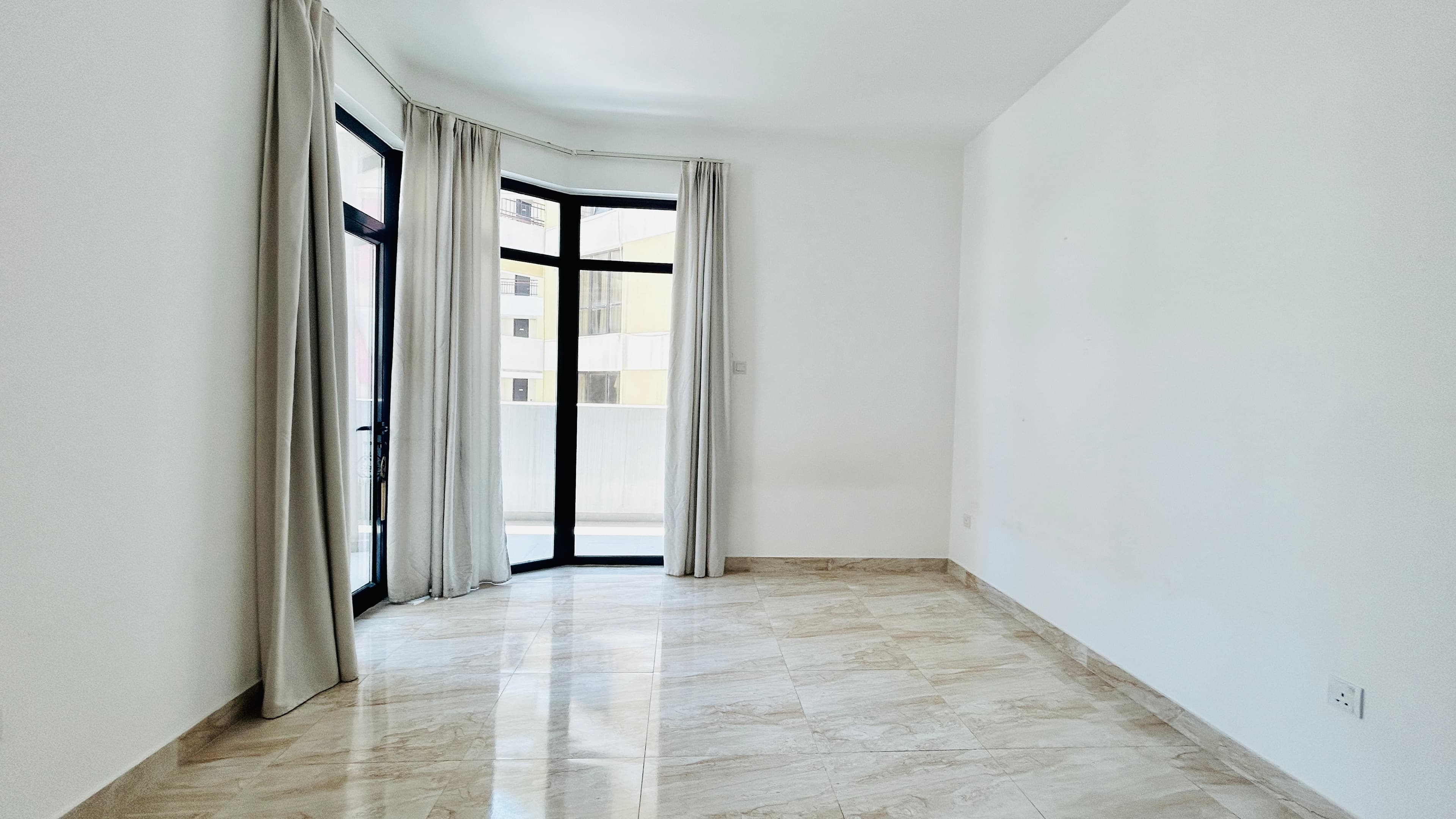 MODERN | SPACIOUS ROOM | GREAT AMENITIES | BALCONY