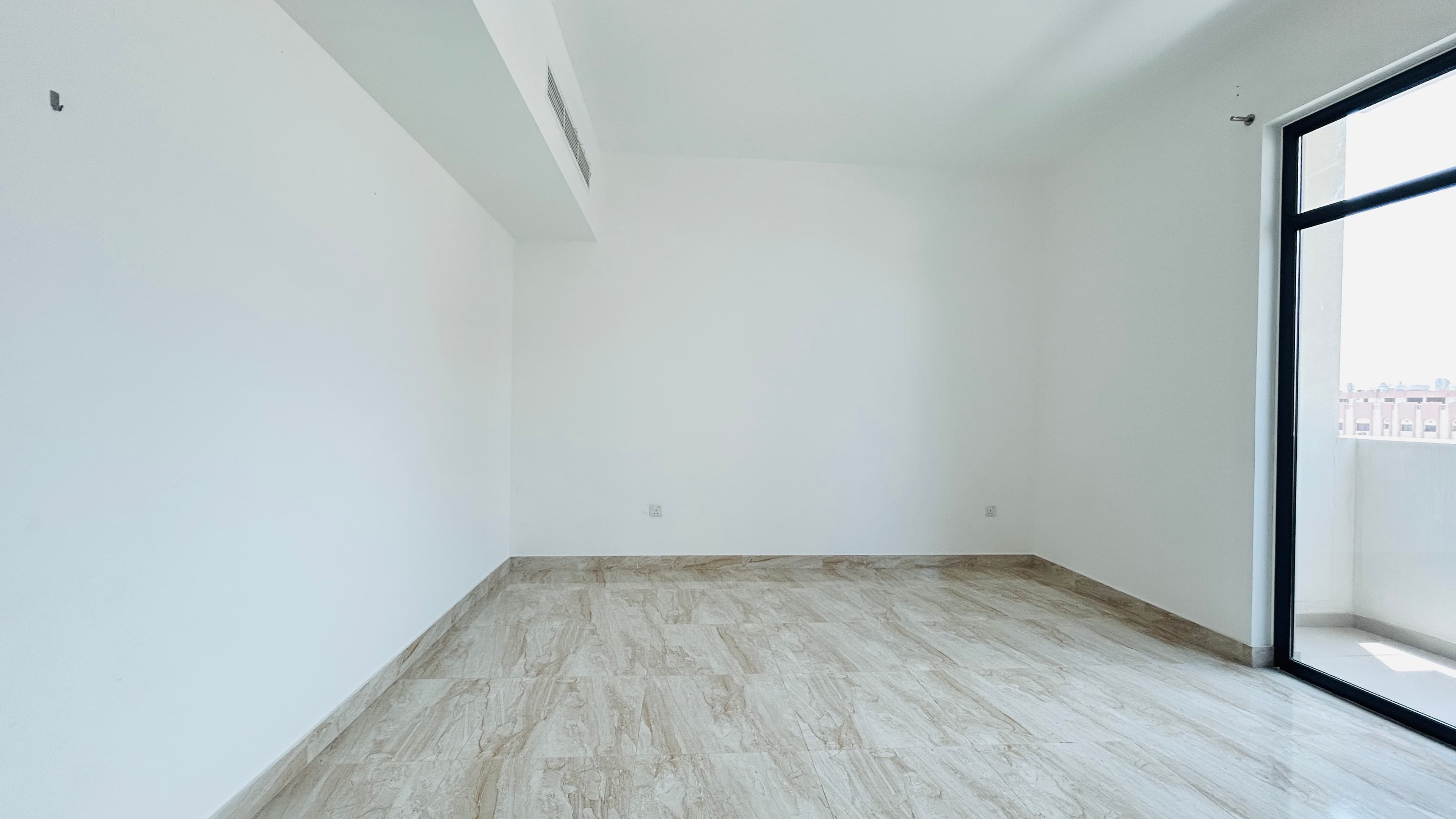 MODERN | SPACIOUS ROOM | GREAT AMENITIES | BALCONY