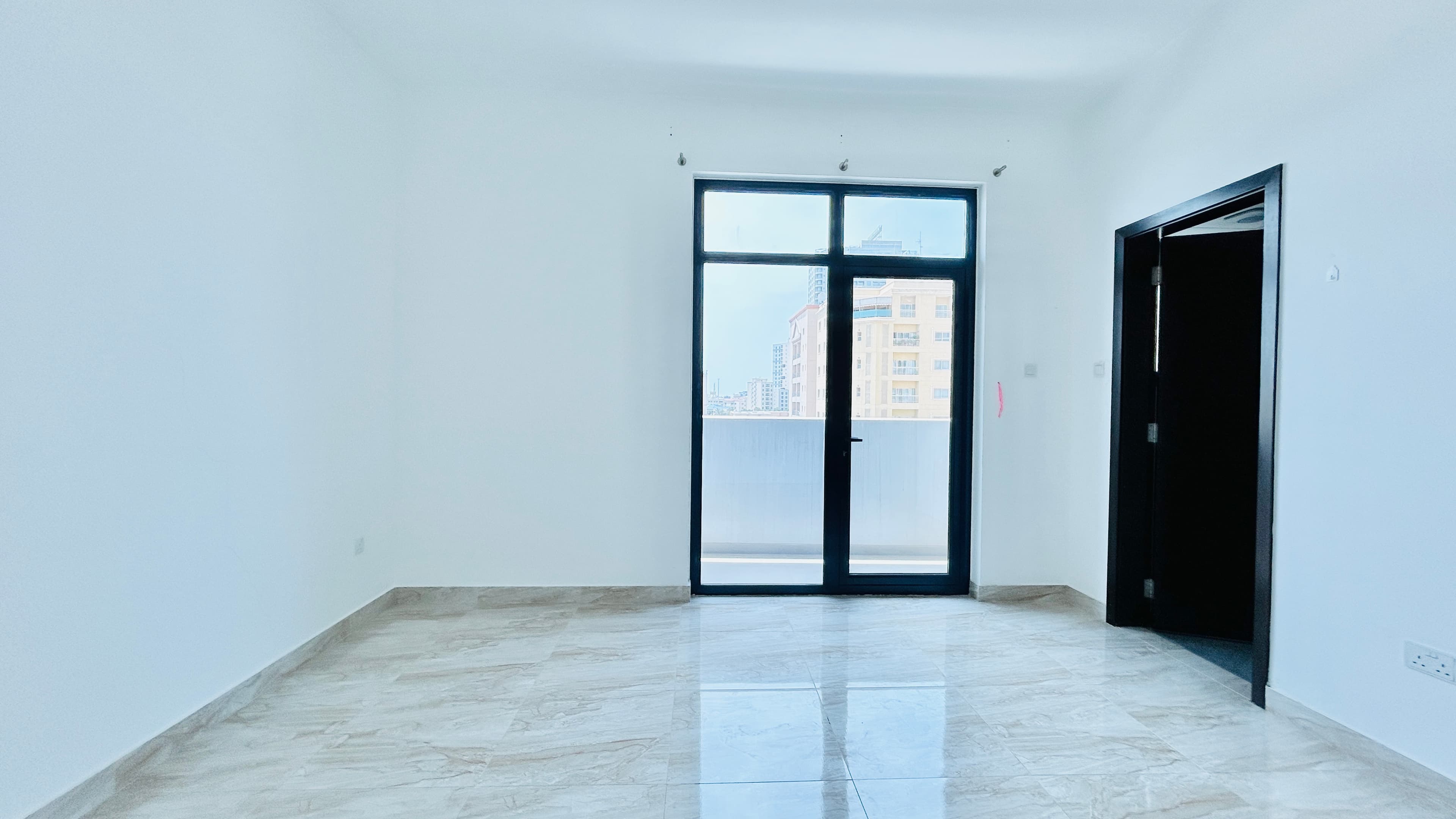 MODERN | SPACIOUS ROOM | GREAT AMENITIES | BALCONY