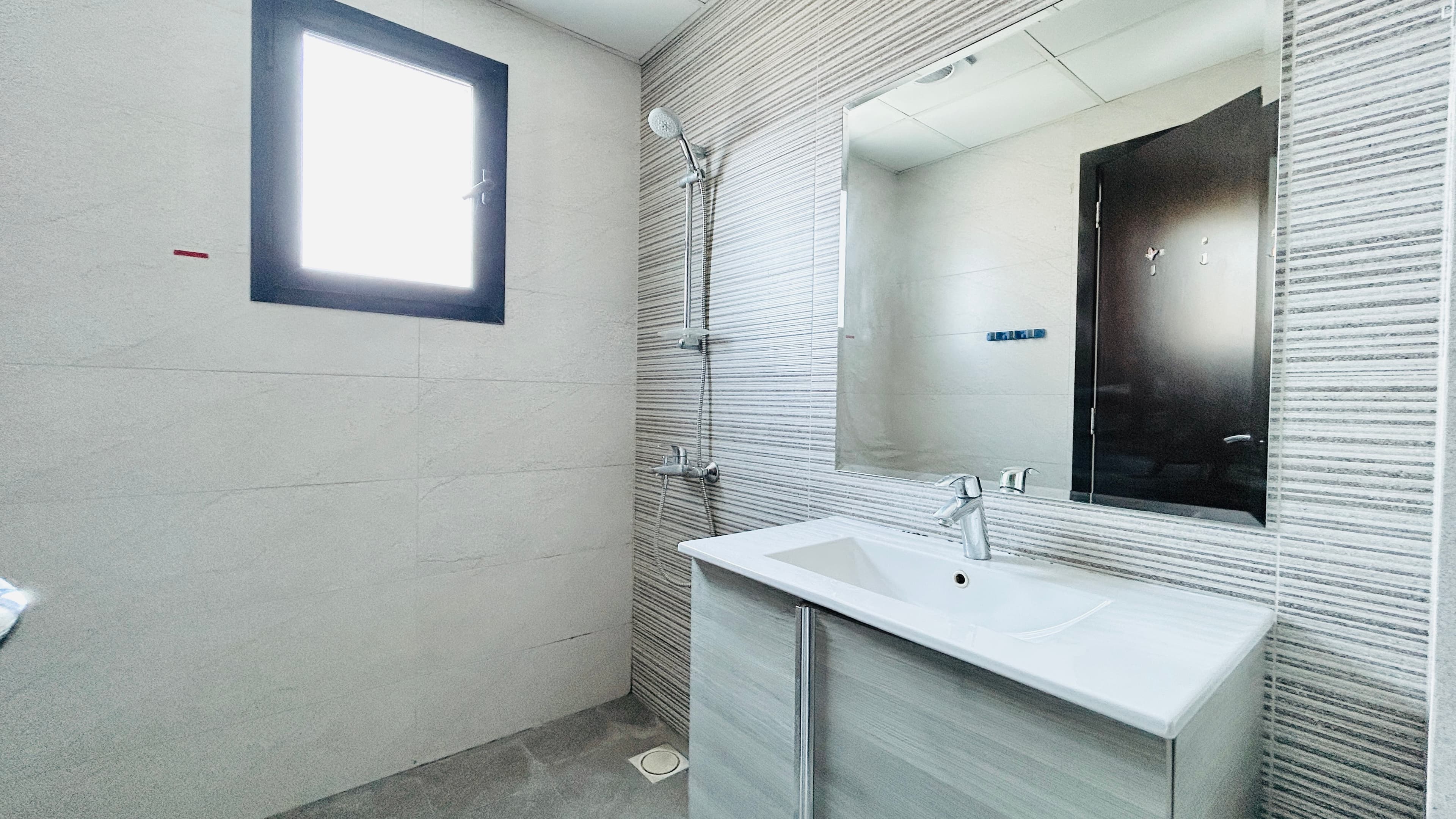 MODERN | SPACIOUS ROOM | GREAT AMENITIES | BALCONY