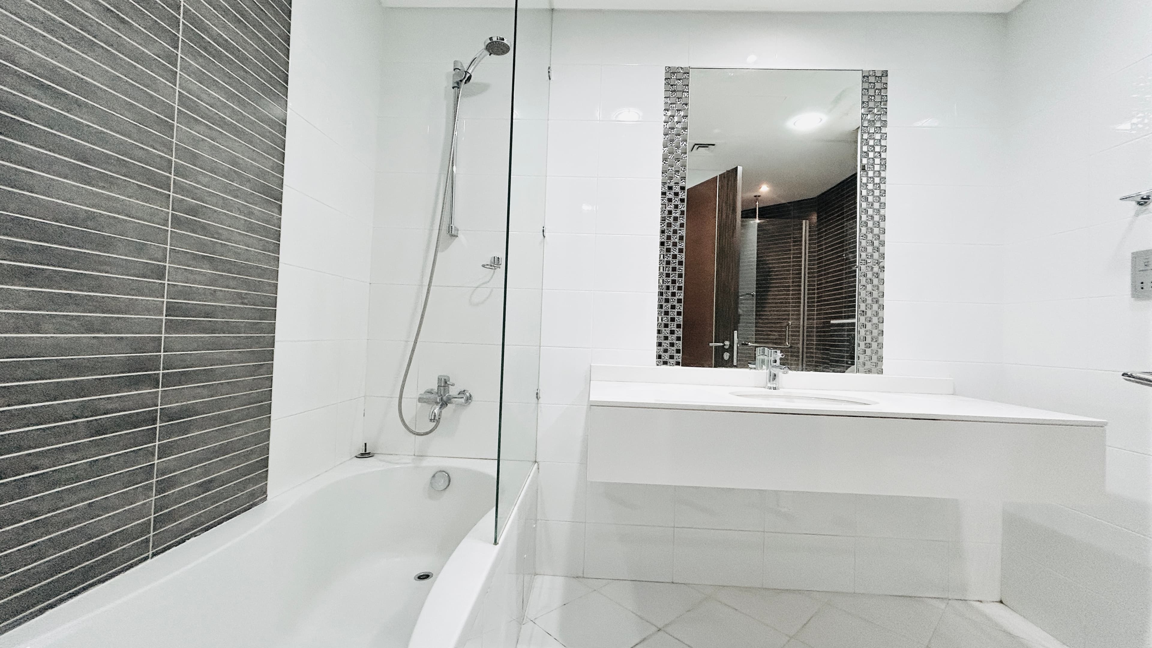 MODERN | CITY VIEW | BRIGHT LIGHT | HIGH END AMENITIES