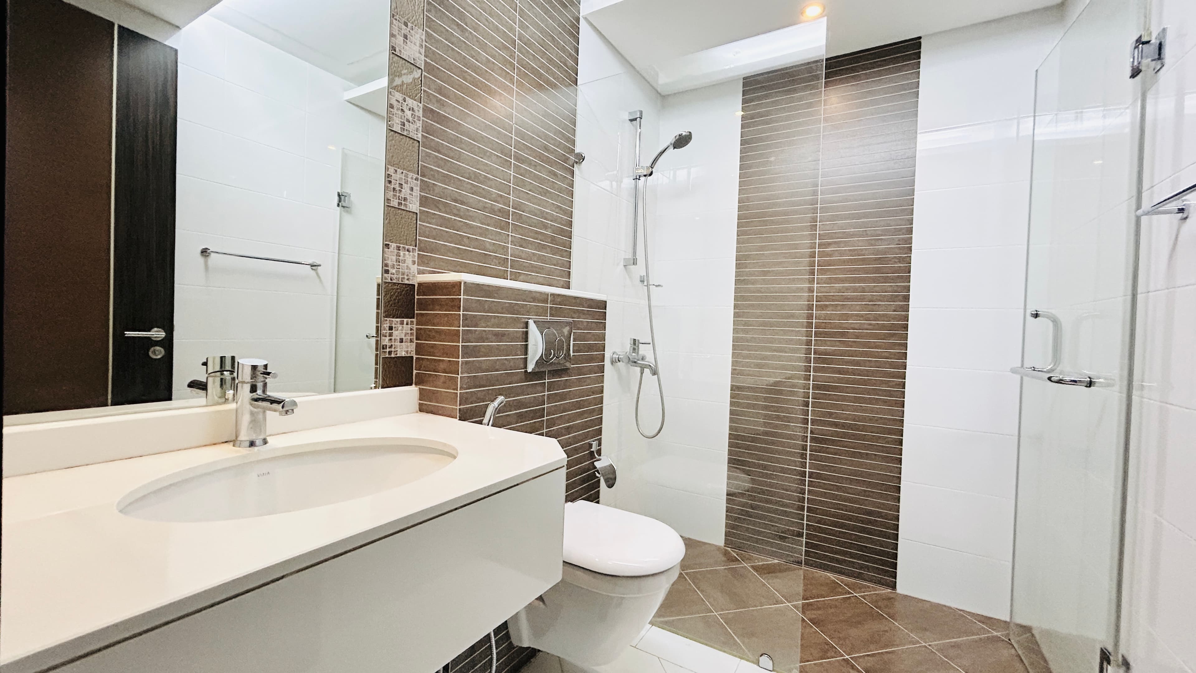 MODERN | CITY VIEW | BRIGHT LIGHT | HIGH END AMENITIES