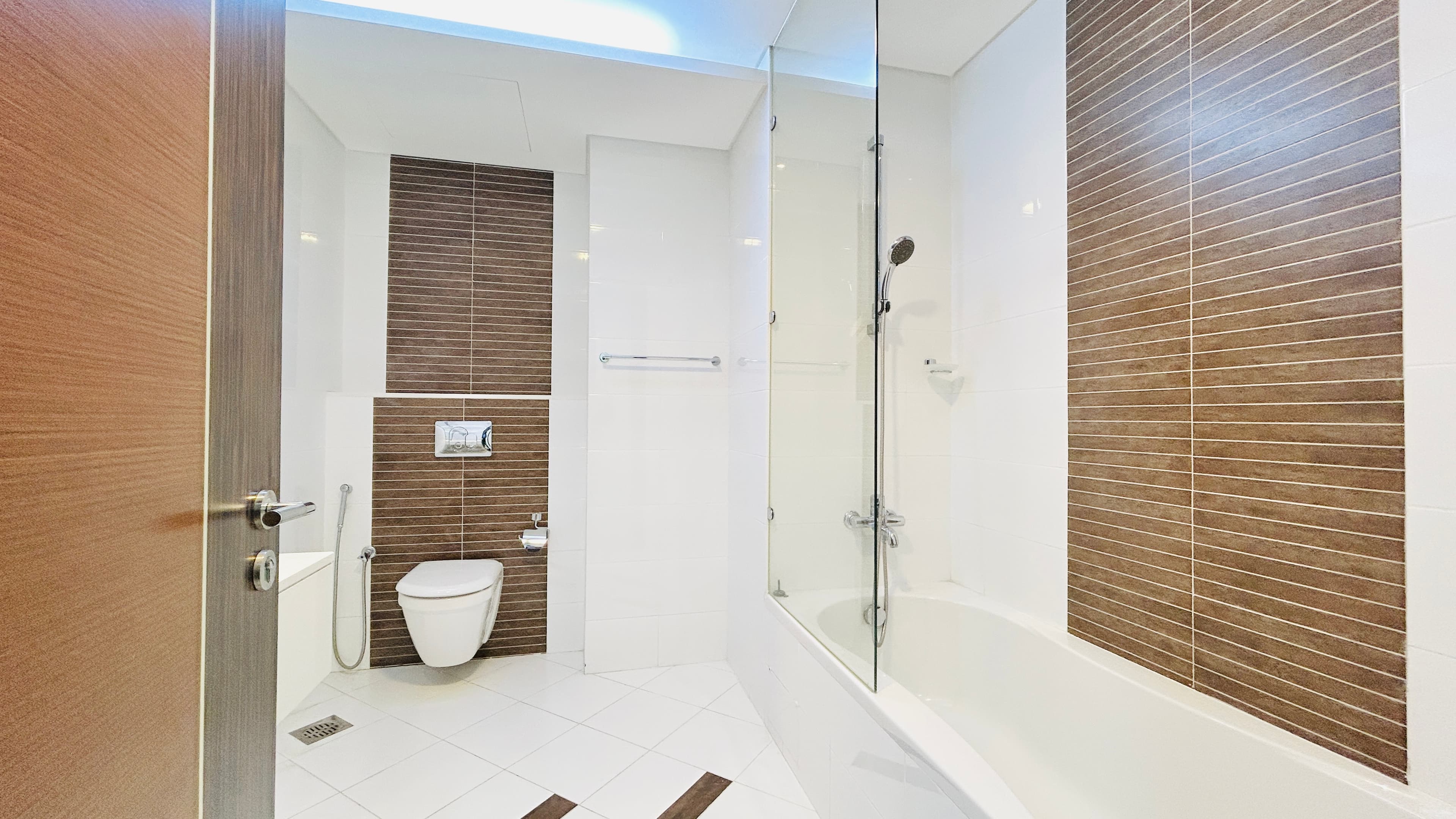 MODERN | CITY VIEW | BRIGHT LIGHT | HIGH END AMENITIES