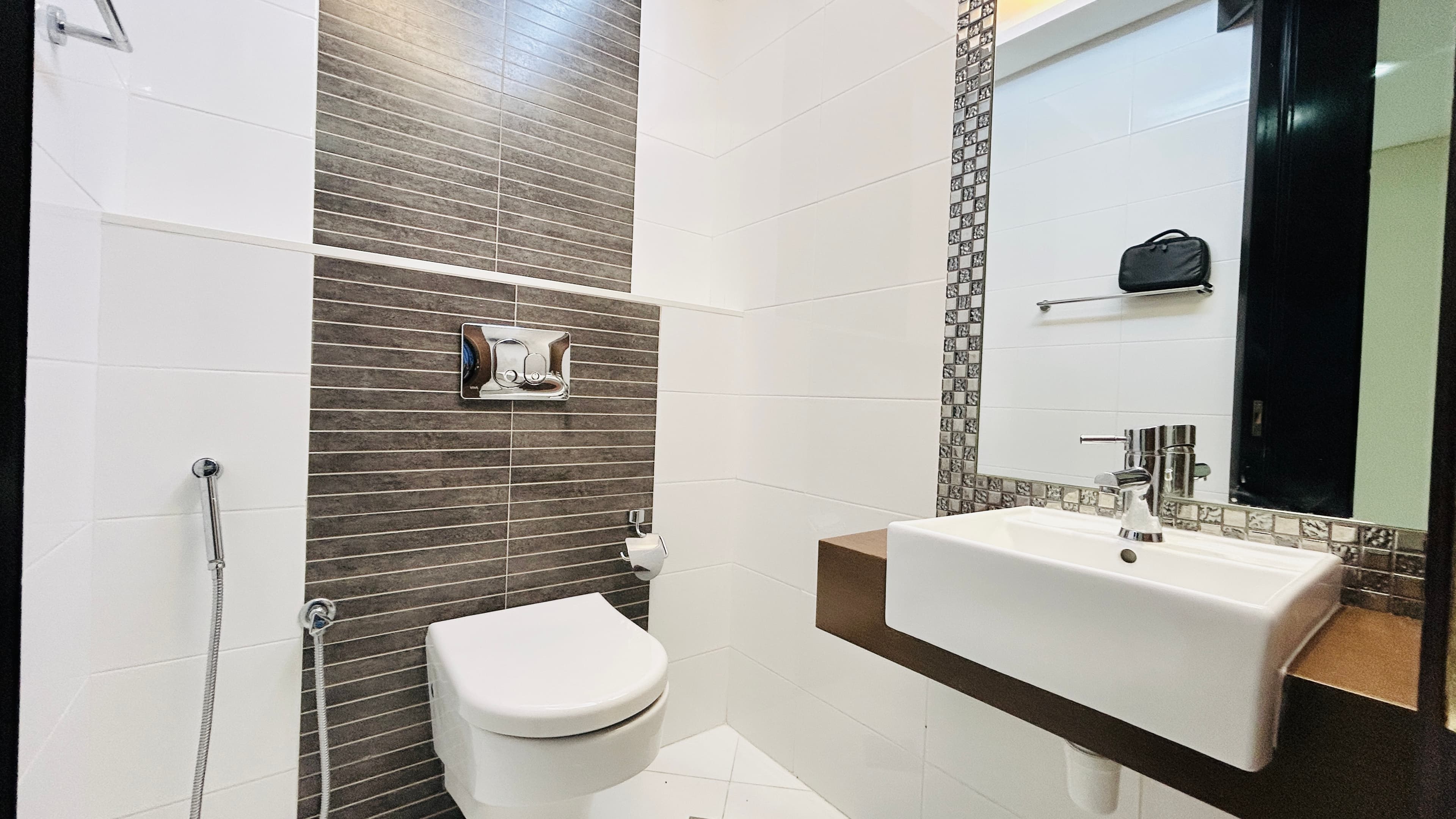 MODERN | CITY VIEW | BRIGHT LIGHT | HIGH END AMENITIES