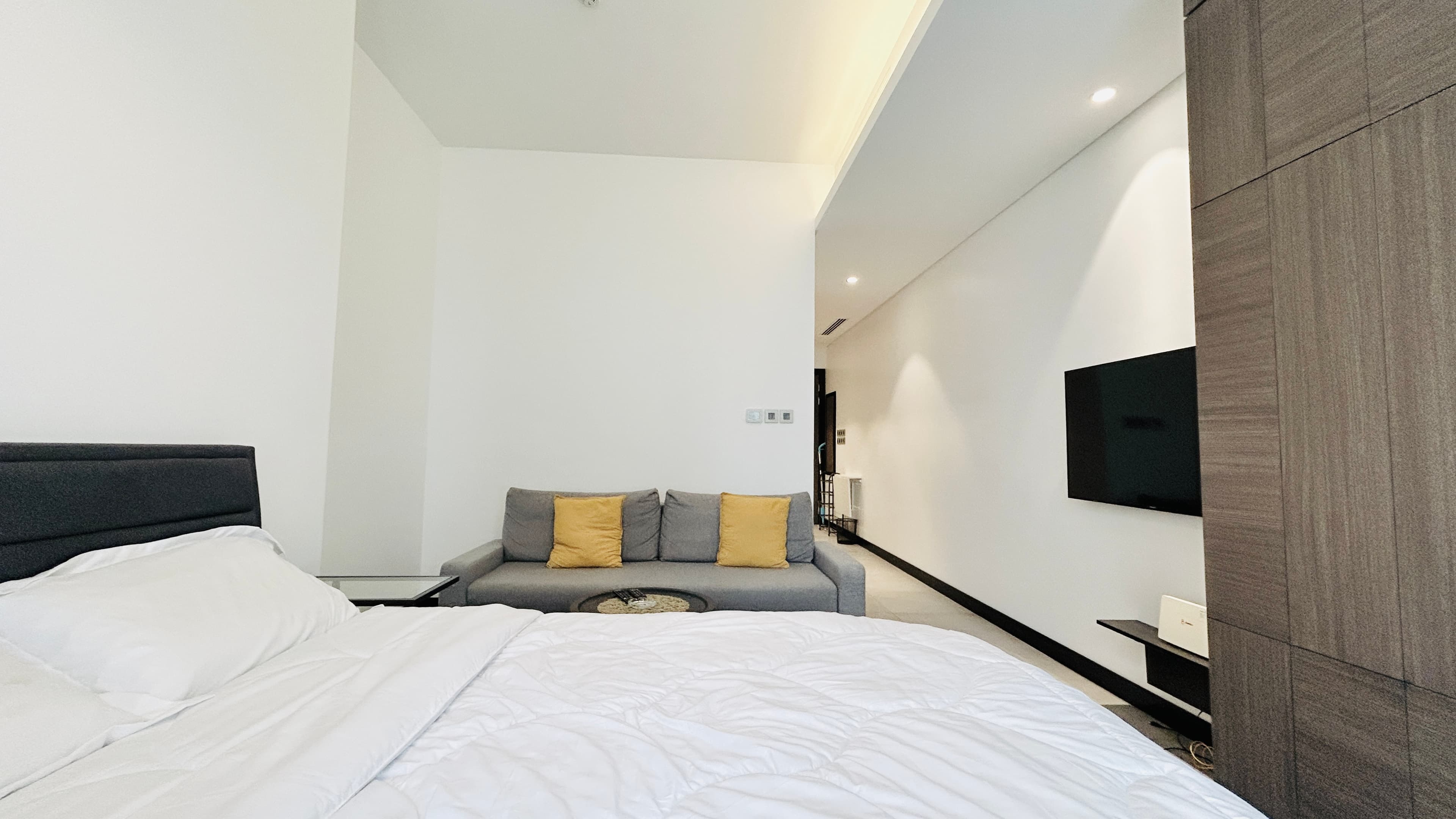 BALCONY | HIGH END AMENITIES | MODERN | CITY VIEW