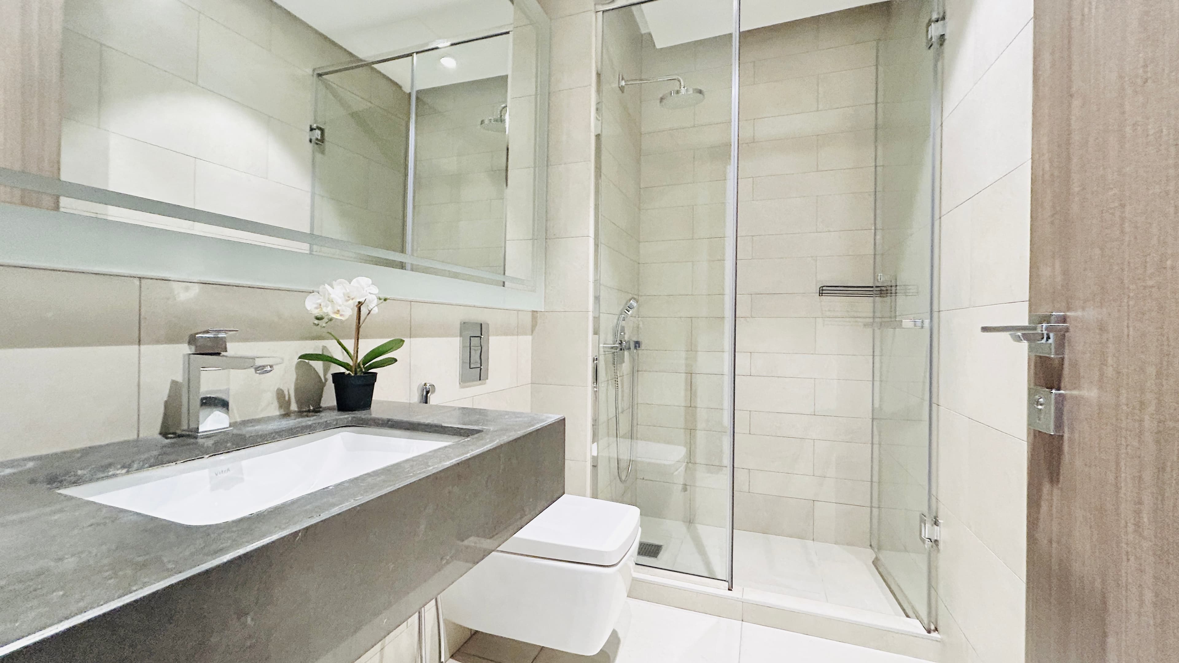 BALCONY | HIGH END AMENITIES | MODERN | CITY VIEW